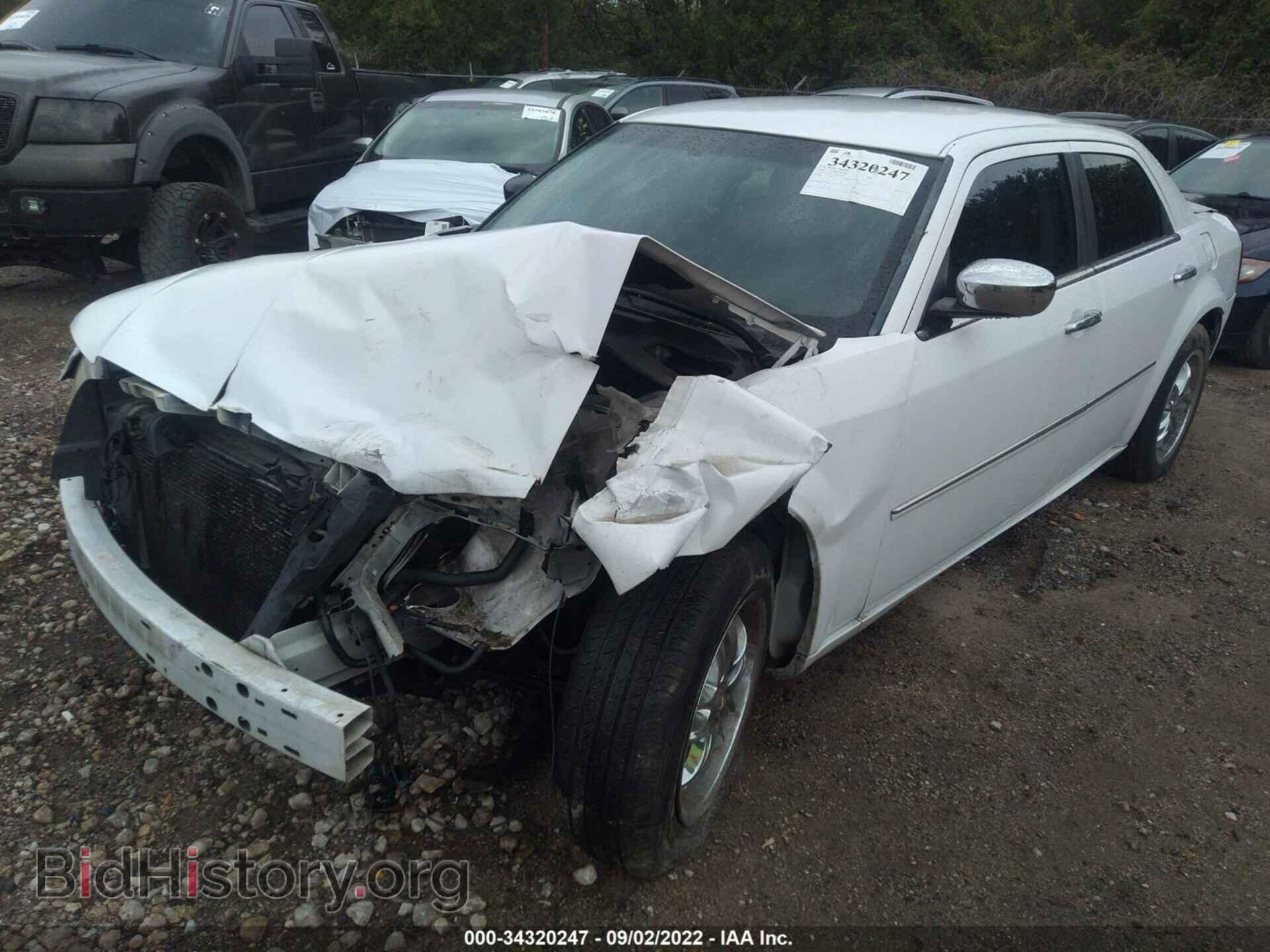 2010 CHRYSLER 300 - VIN: 2C3CA5CV5AH275833 - Фото 2