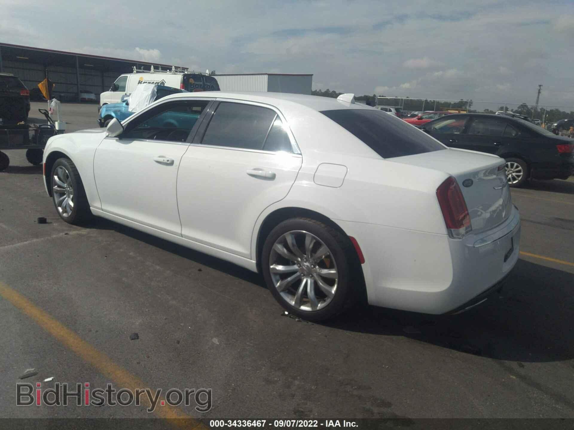 2016 CHRYSLER 300 - VIN: 2C3CCAAGXGH343883 - Фото 3
