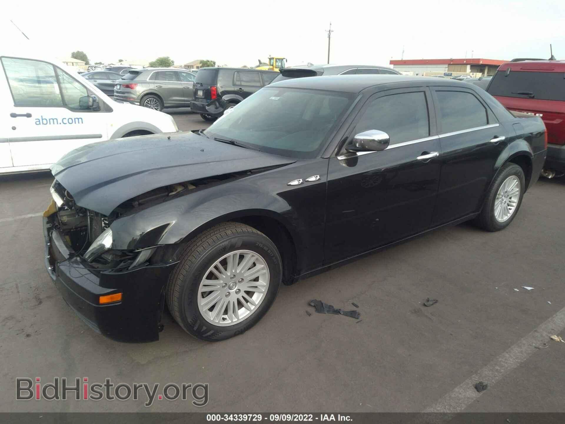 2010 CHRYSLER 300 - VIN: 2C3CA1CVXAH320421 - Photo 2