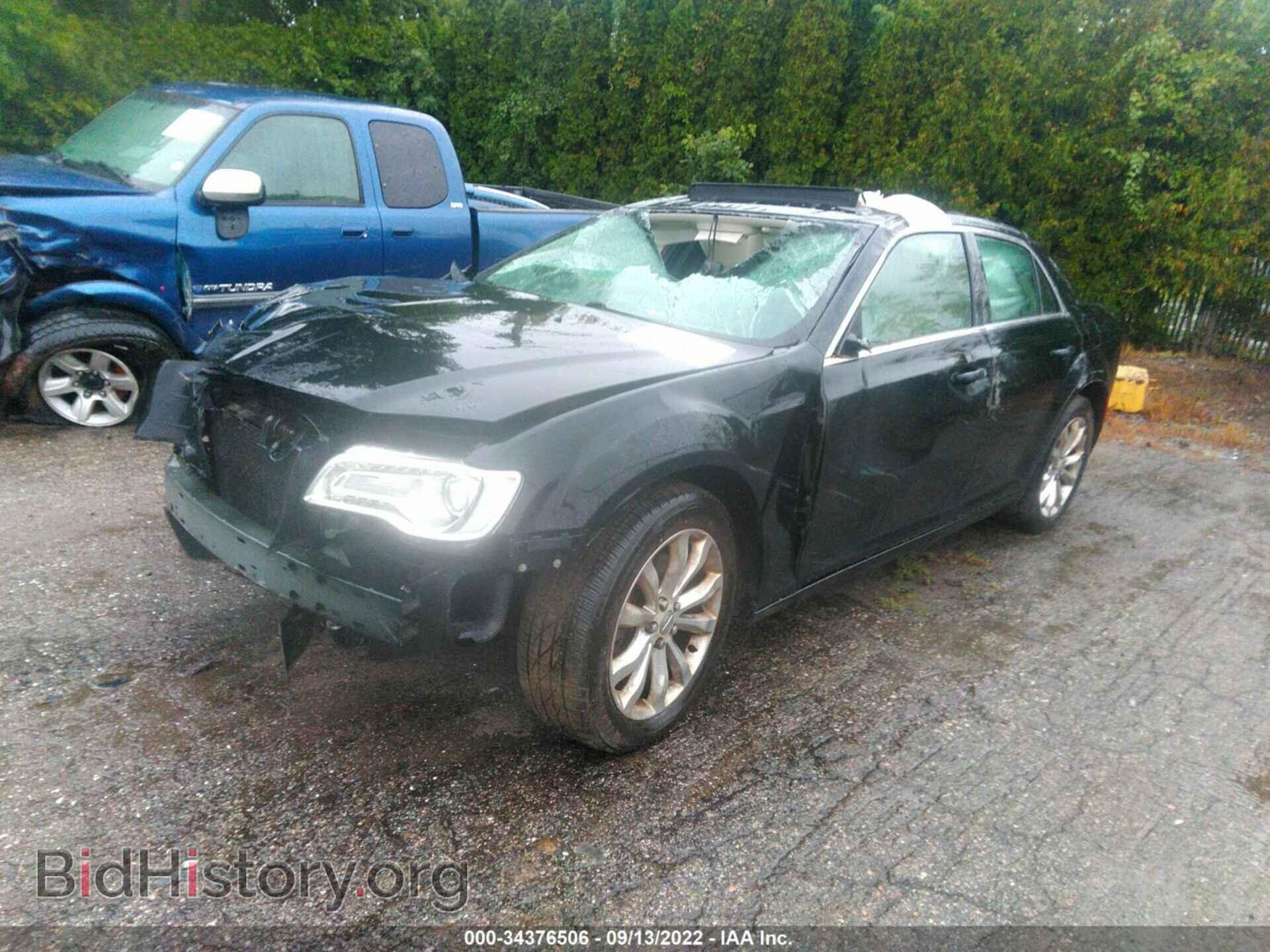 2016 CHRYSLER 300 - VIN: 2C3CCARGXGH142652 - Фото 2