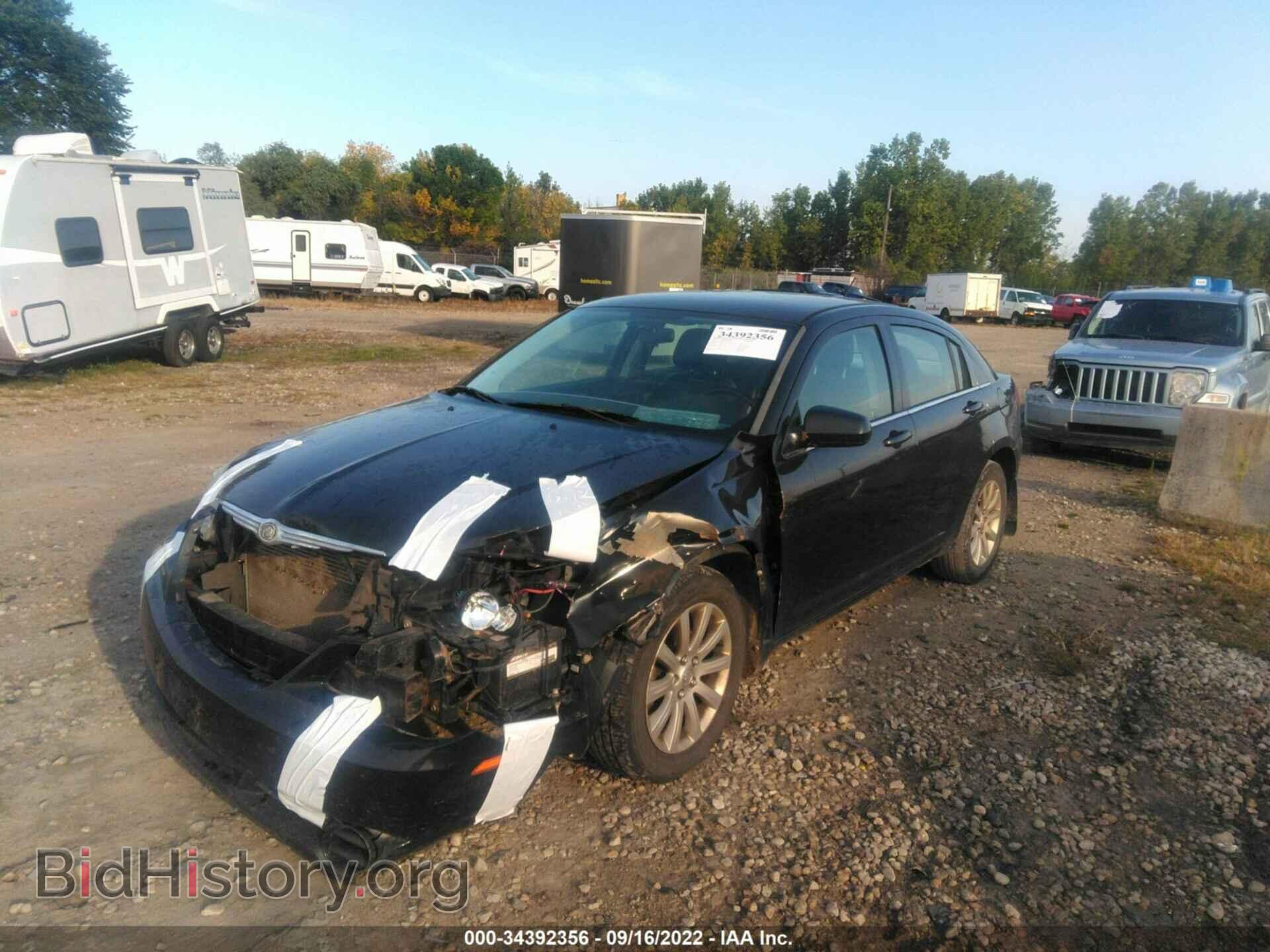2010 CHRYSLER SEBRING - VIN: 1C3CC5FB3AN229498 - Фото 2
