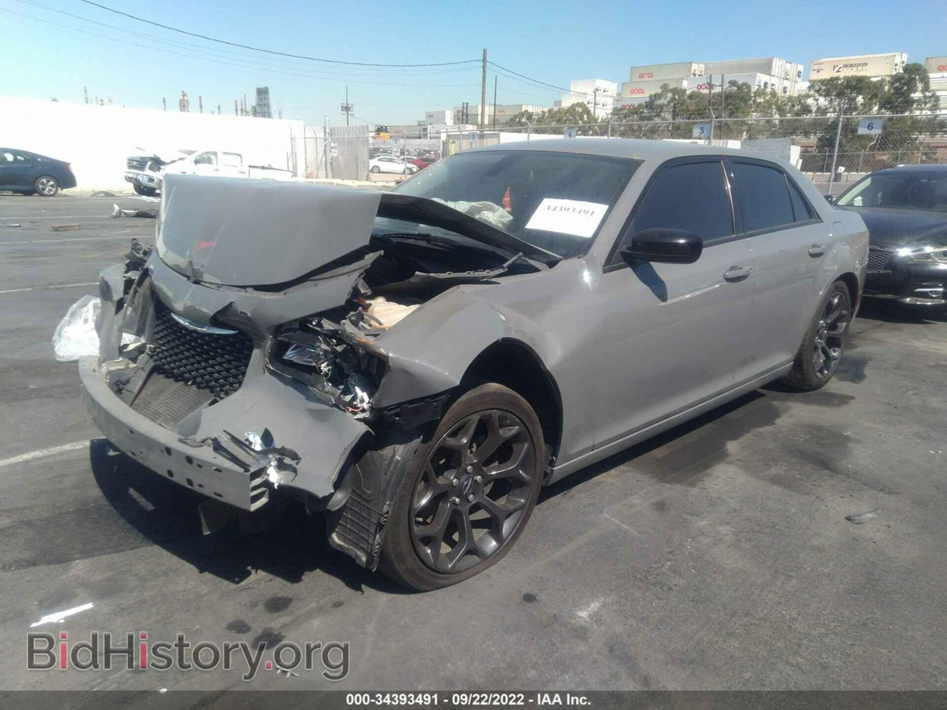 2019 CHRYSLER 300 - VIN: 2C3CCAAG1KH580982 - Фото 2