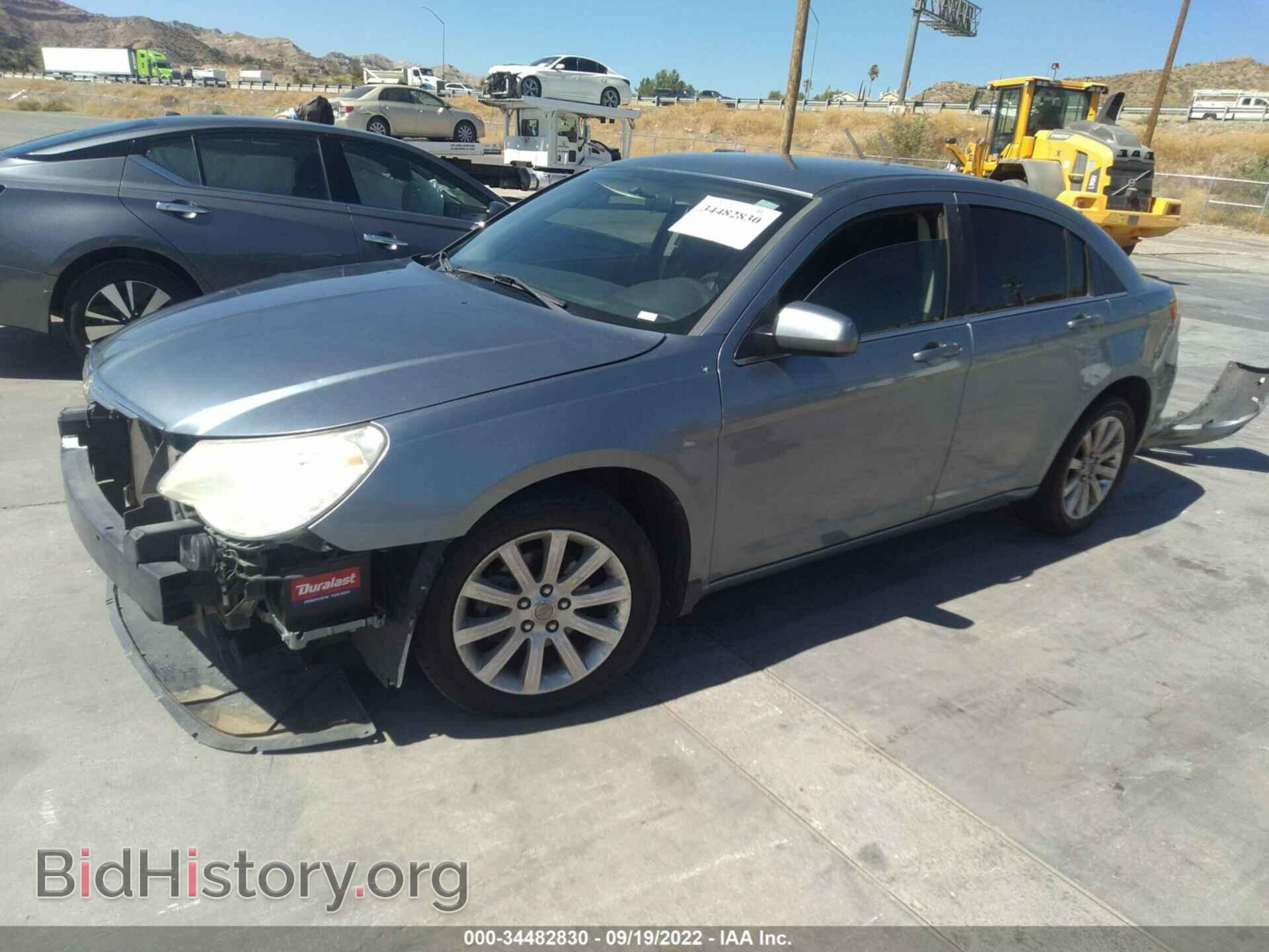 2010 CHRYSLER SEBRING - VIN: 1C3CC5FB2AN136522 - Фото 2