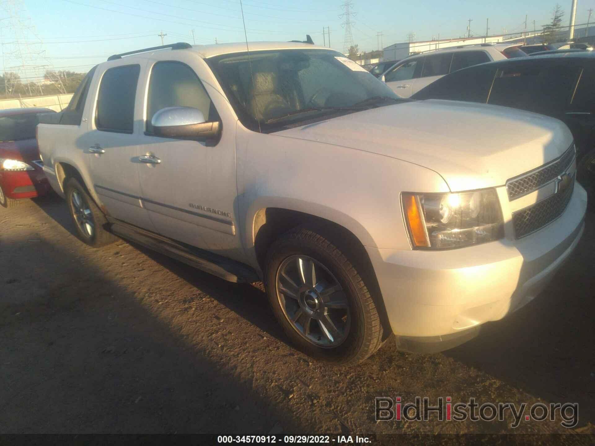 Photo 3GNVKGE03AG272662 - CHEVROLET AVALANCHE 2010