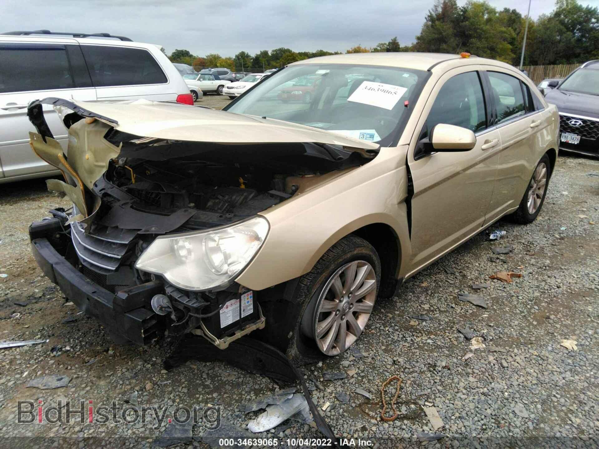 2010 CHRYSLER SEBRING - VIN: 1C3CC5FB8AN236785 - Фото 2