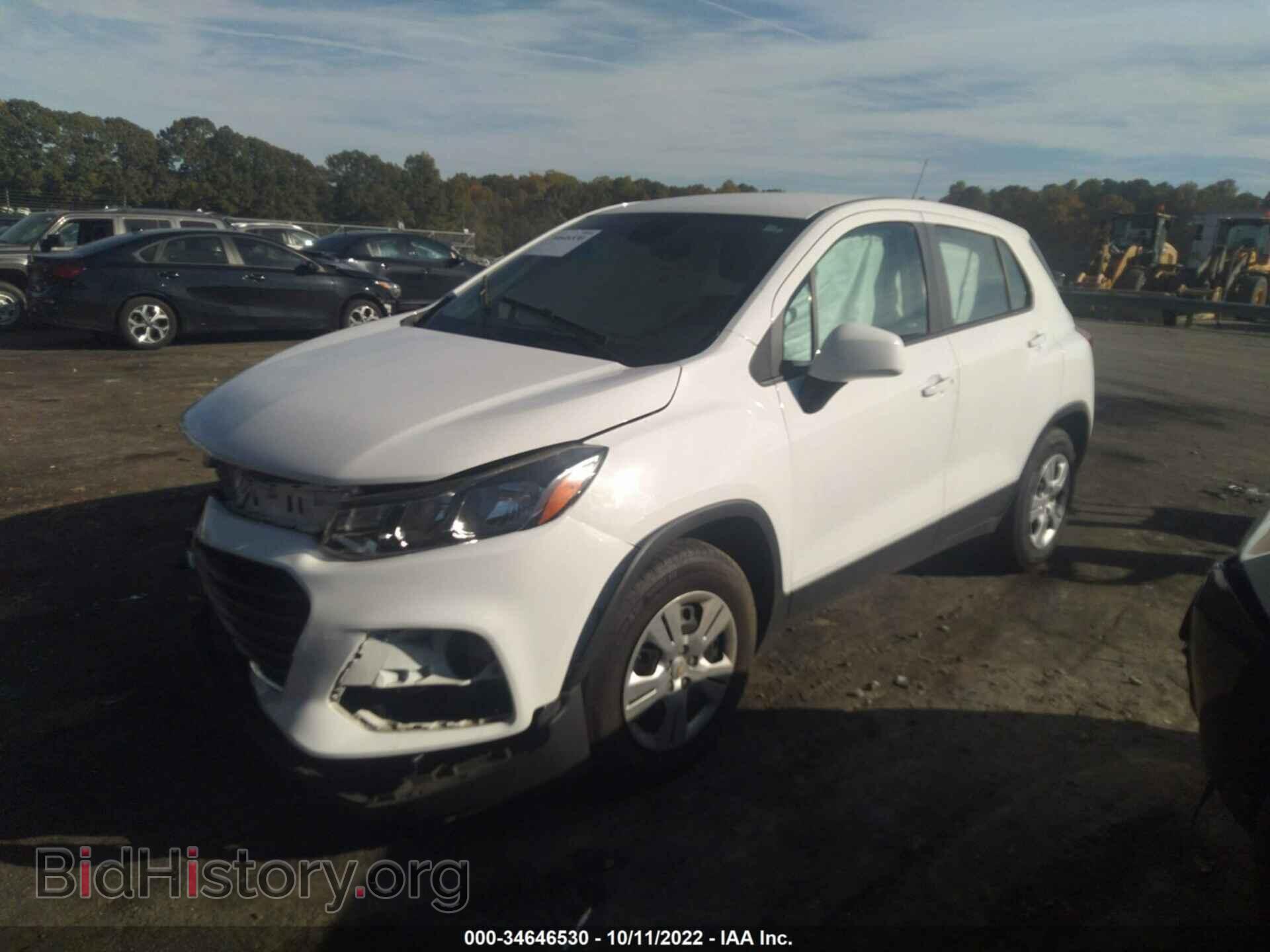2018 CHEVROLET TRAX - VIN: 3GNCJKSB1JL256051 - Фото 2