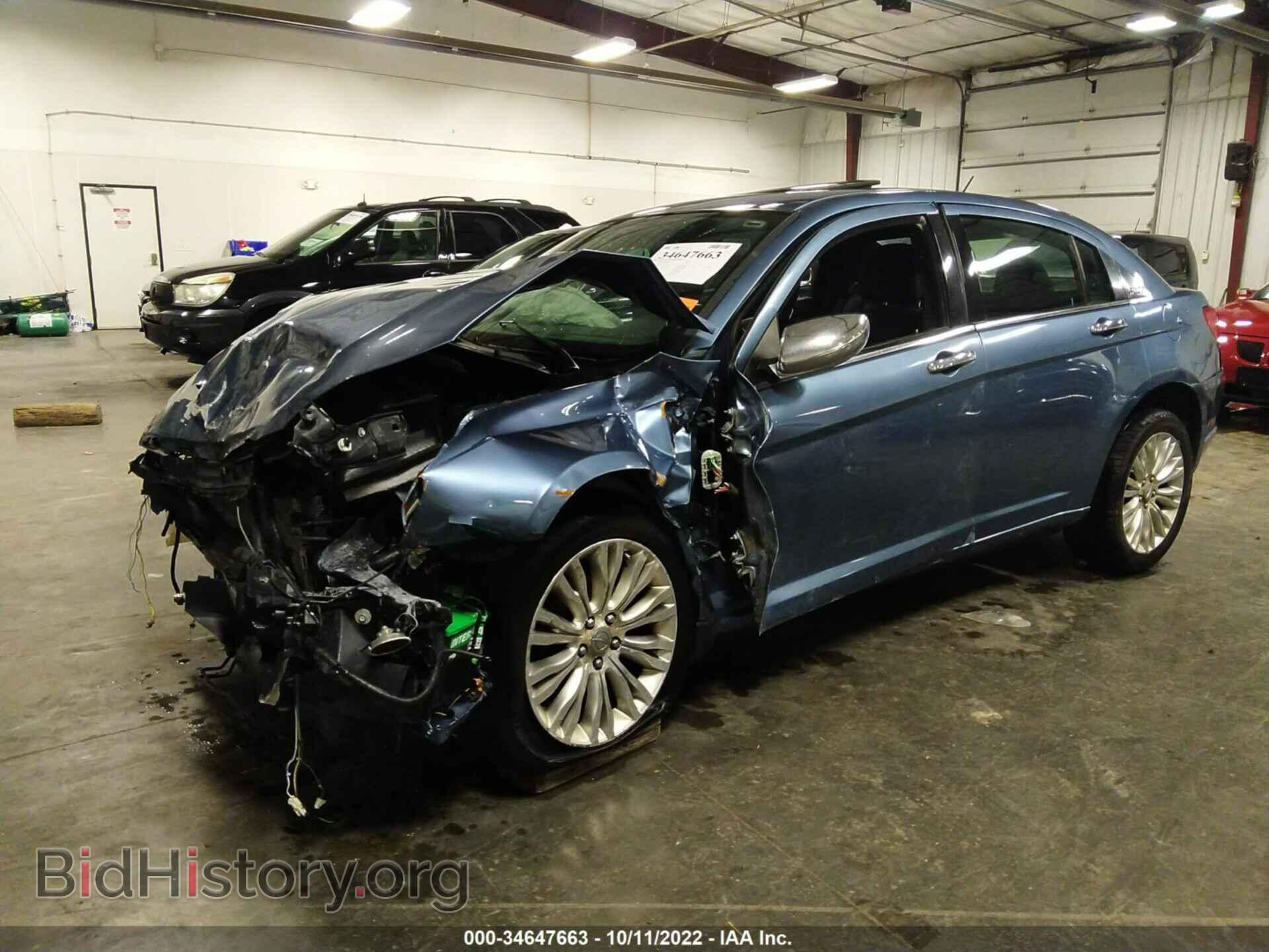 2011 CHRYSLER 200 - VIN: 1C3BC2FG9BN570735 - Фото 2