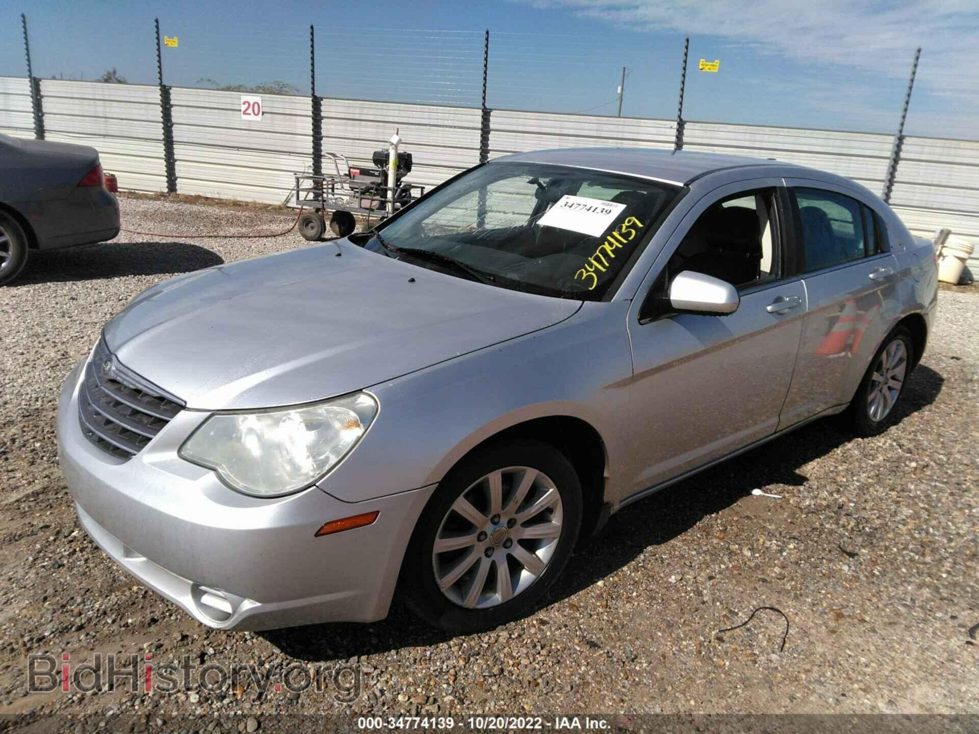 2010 CHRYSLER SEBRING - VIN: 1C3CC5FB3AN204715 - Фото 2