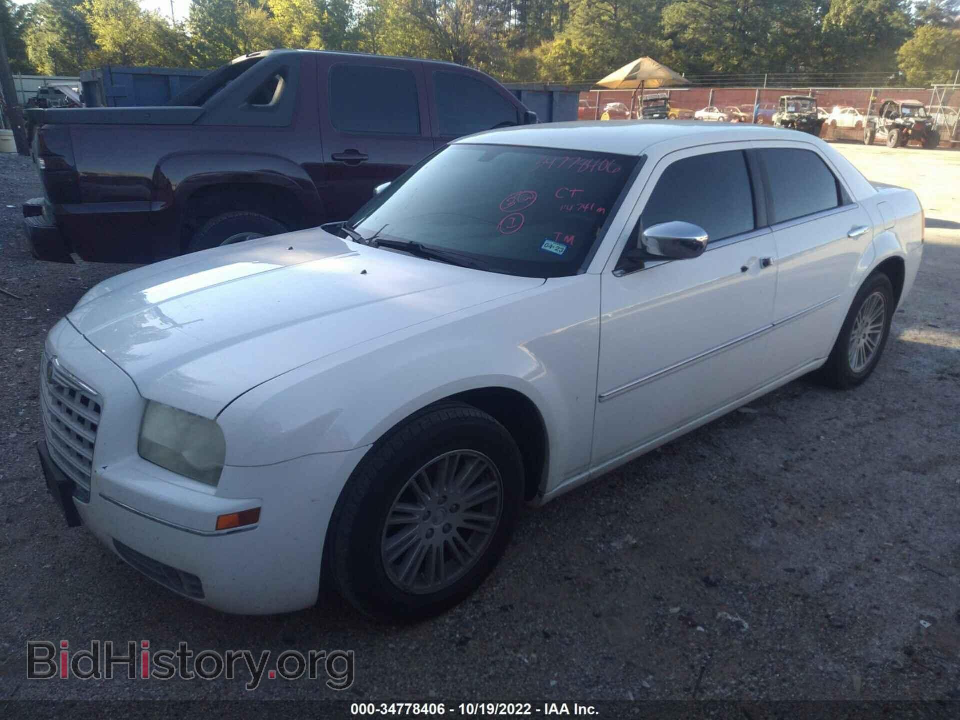 2010 CHRYSLER 300 - VIN: 2C3CA4CDXAH198958 - Фото 2