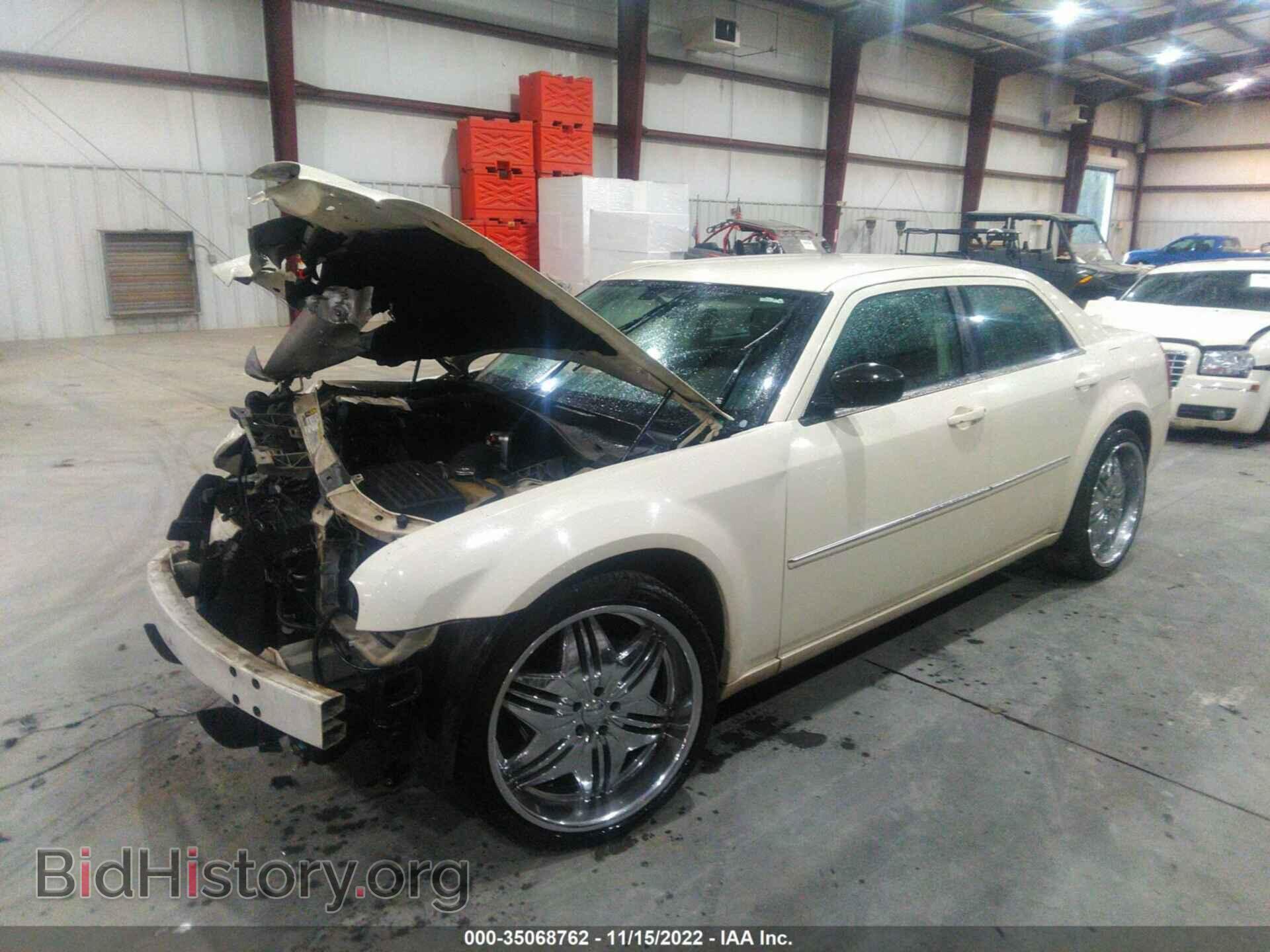 2008 CHRYSLER 300 - VIN: 2C3KA43R18H122420 - Фото 2