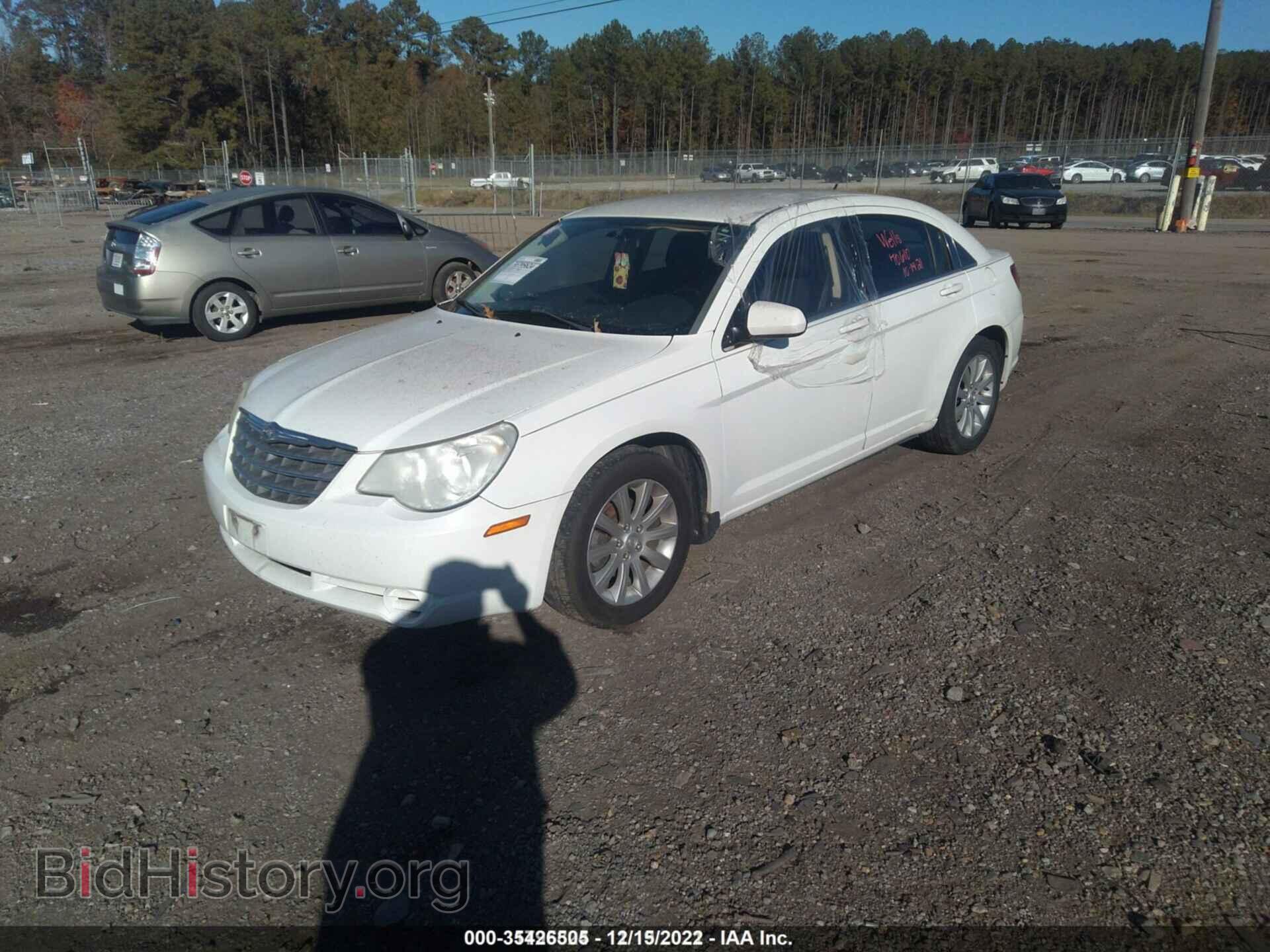 2010 CHRYSLER SEBRING - VIN: 1C3CC5FB4AN212449 - Фото 2