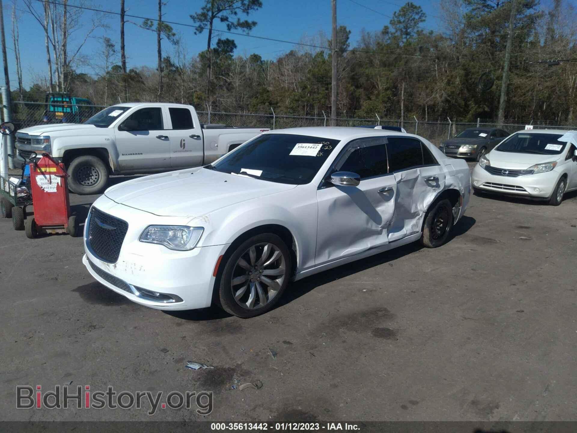 2019 CHRYSLER 300 - VIN: 2C3CCAEG7KH528220 - Фото 2