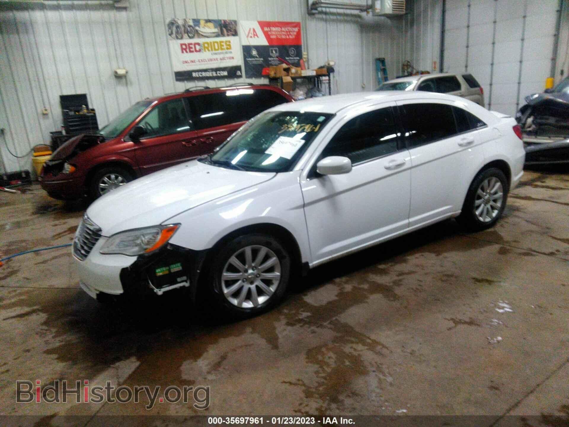 2013 CHRYSLER 200 - VIN: 1C3CCBBG0DN607927 - Фото 2