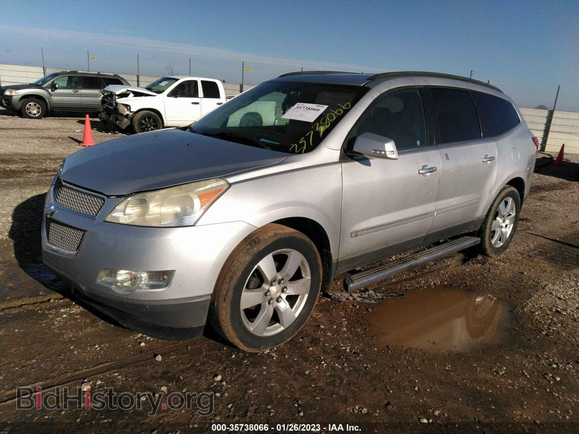 2010 CHEVROLET TRAVERSE - VIN: 1GNLRHED2AS113510 - Фото 2