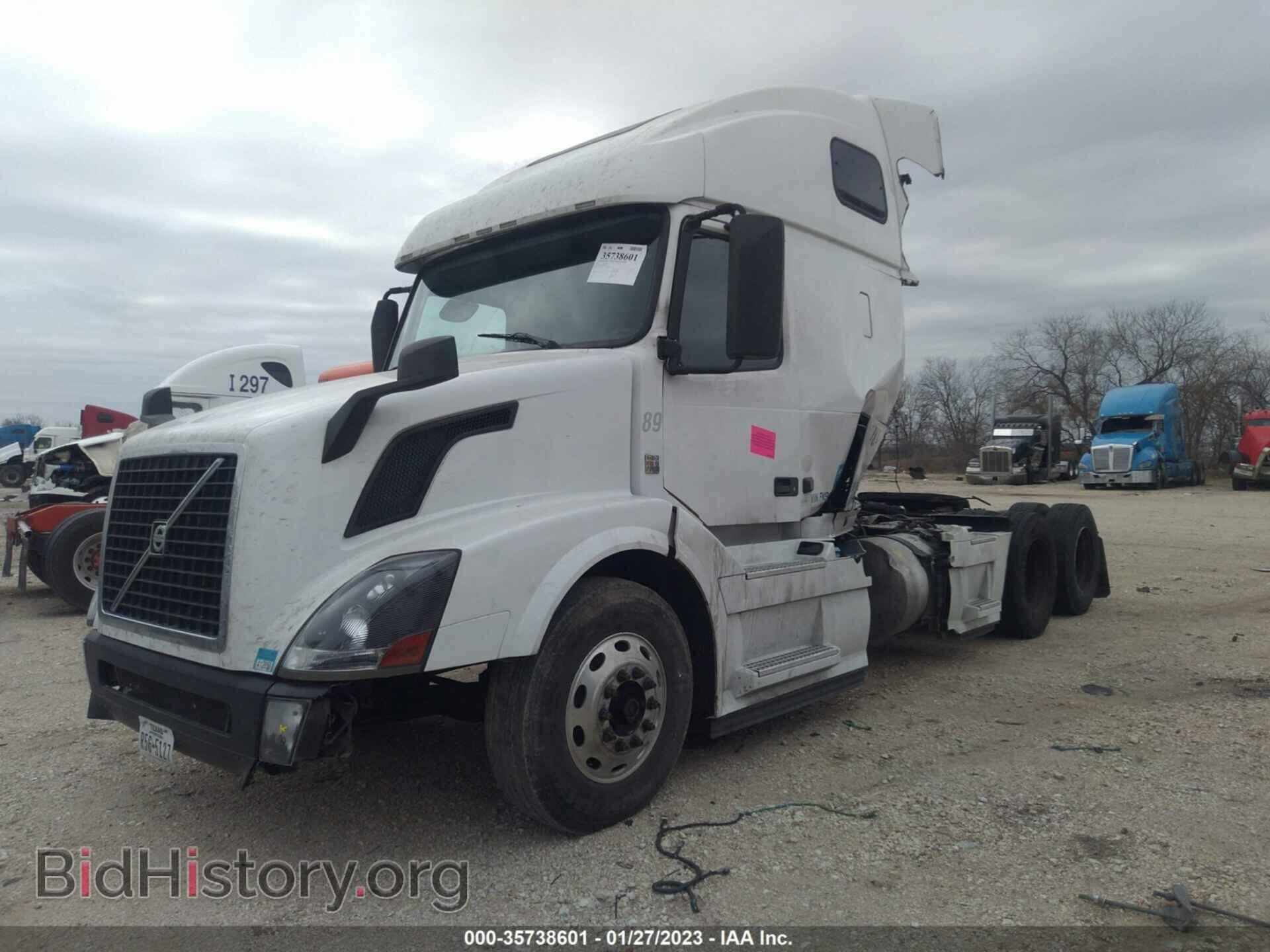 2015 VOLVO VN - VIN: 4V4NC9EH4FN915529 - Фото 2