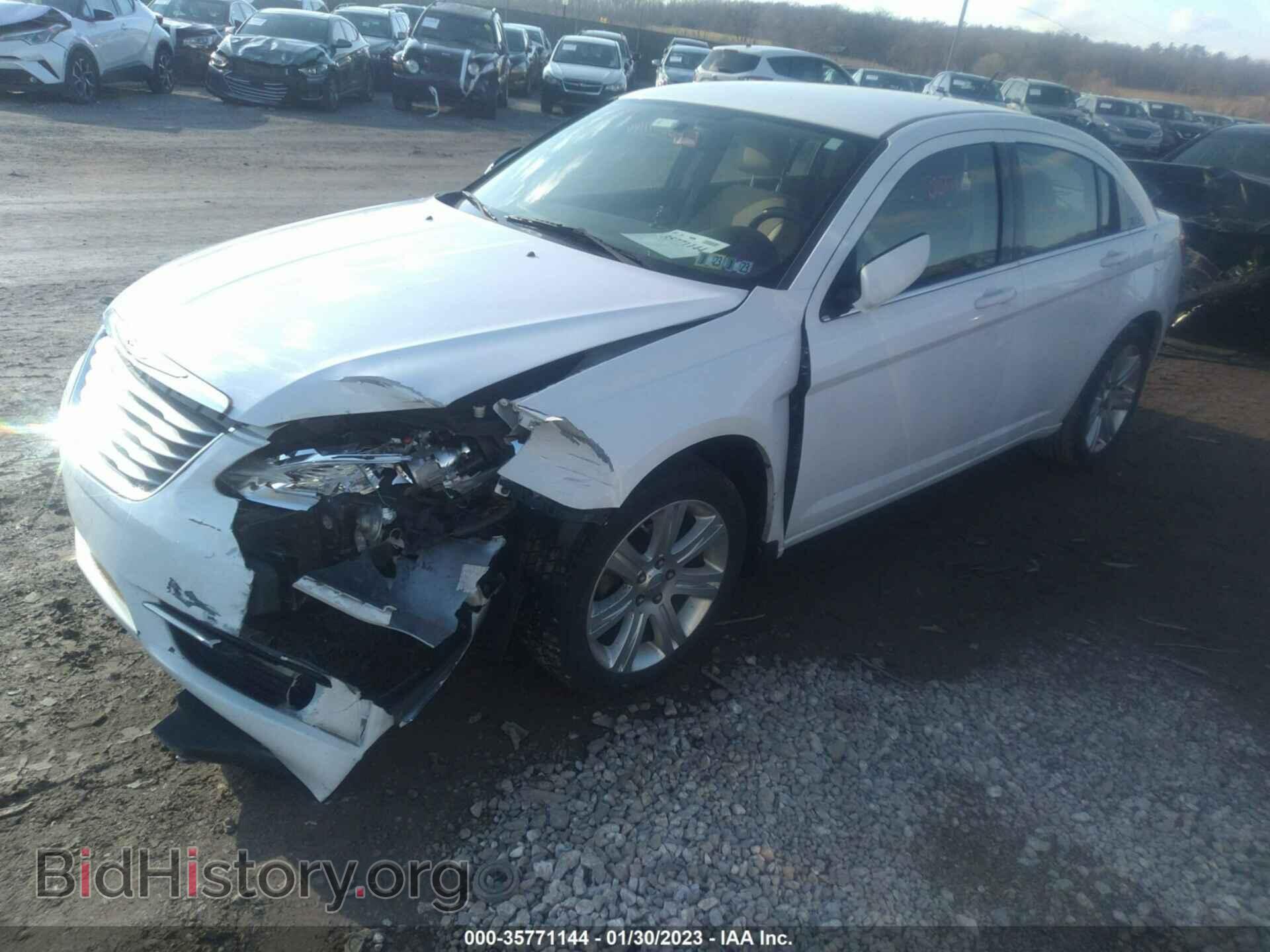 2011 CHRYSLER 200 - VIN: 1C3BC1FB3BN611794 - Фото 2