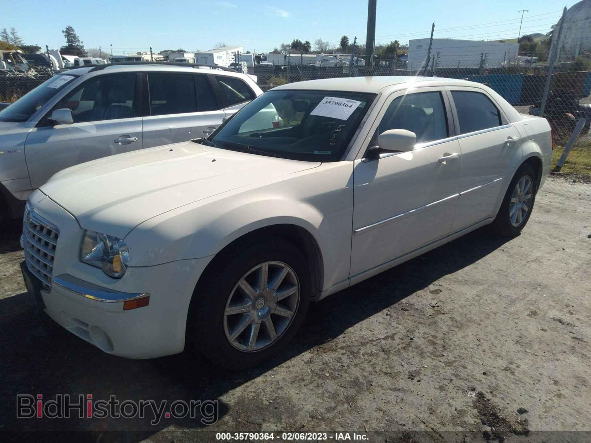 2008 CHRYSLER 300 - VIN: 2C3KA33G38H219742 - Фото 2