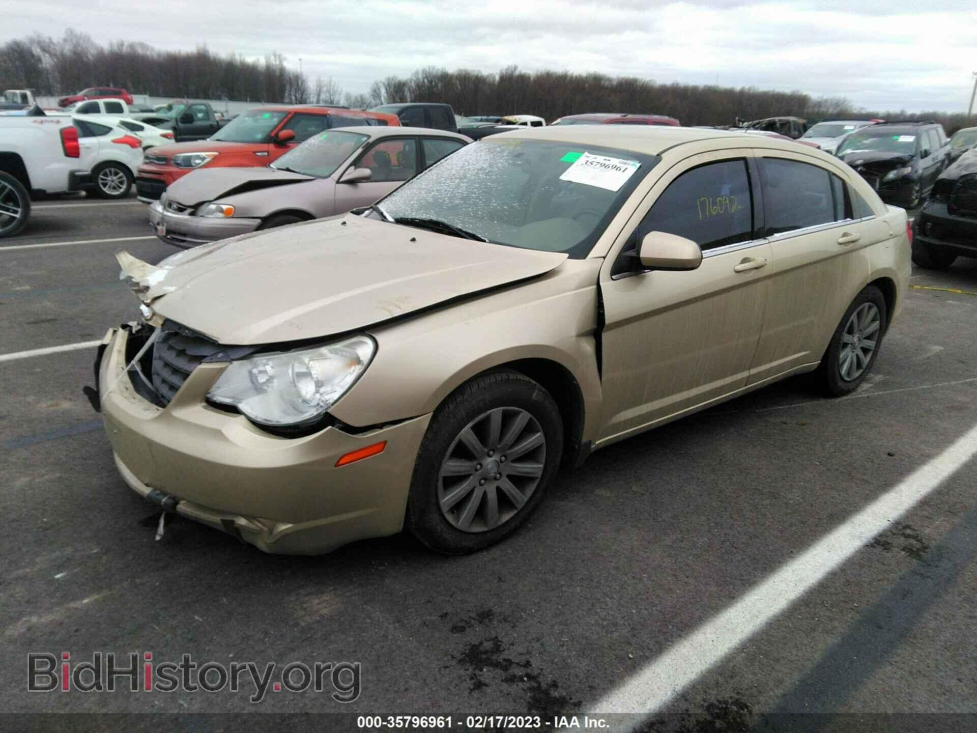 2010 CHRYSLER SEBRING - VIN: 1C3CC5FB5AN169871 - Фото 2