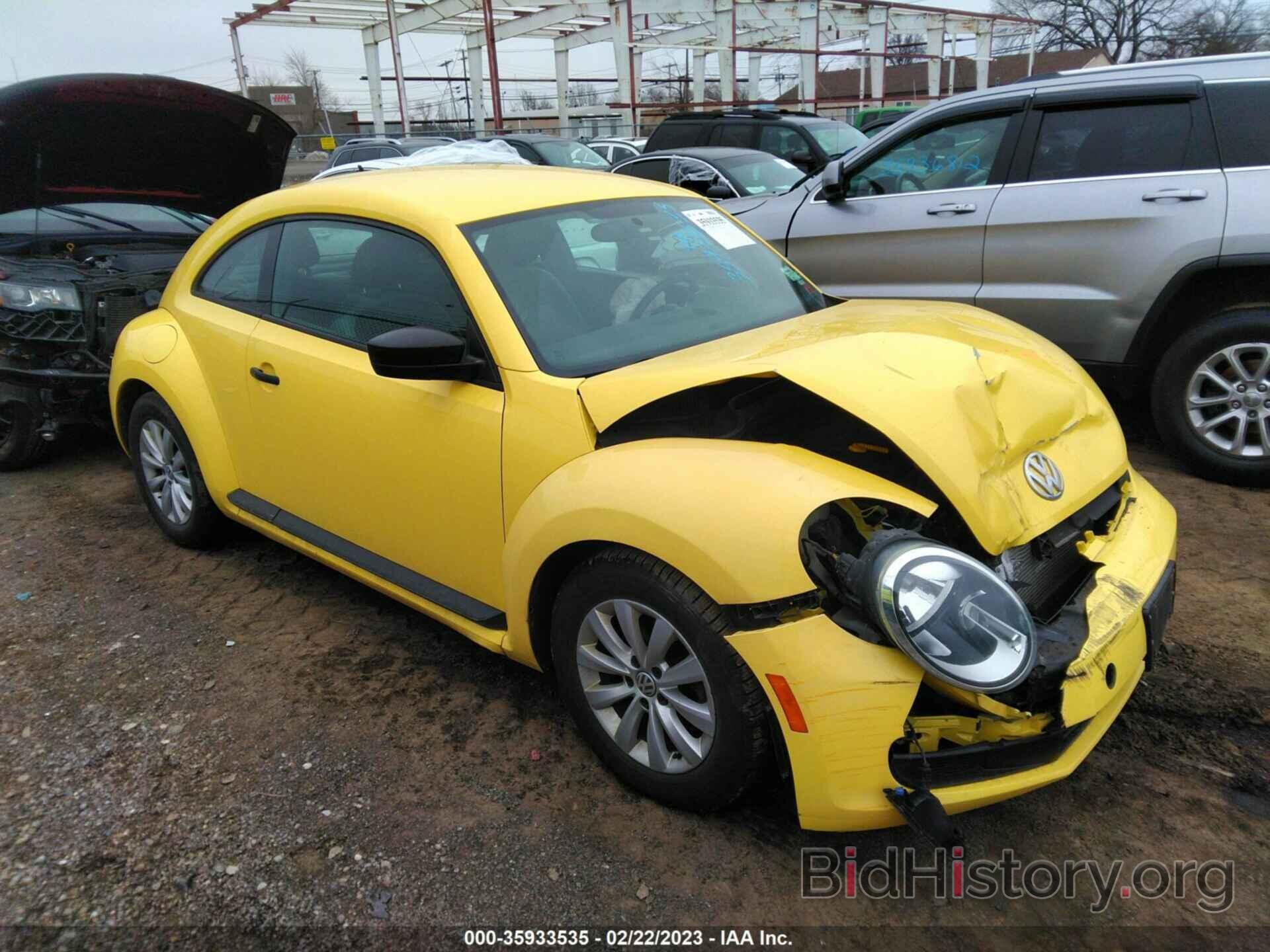 Photo 3VWF17AT9FM655561 - VOLKSWAGEN BEETLE COUPE 2015