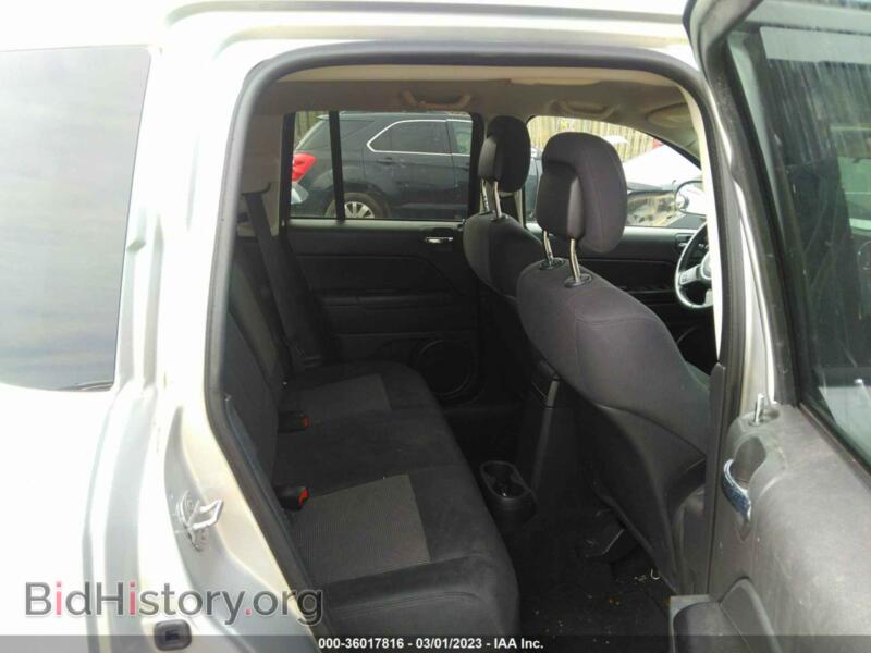 2011 Jeep COMPASS (VIN 1J4NF1FB5BD210828) — photo 8 of 11
