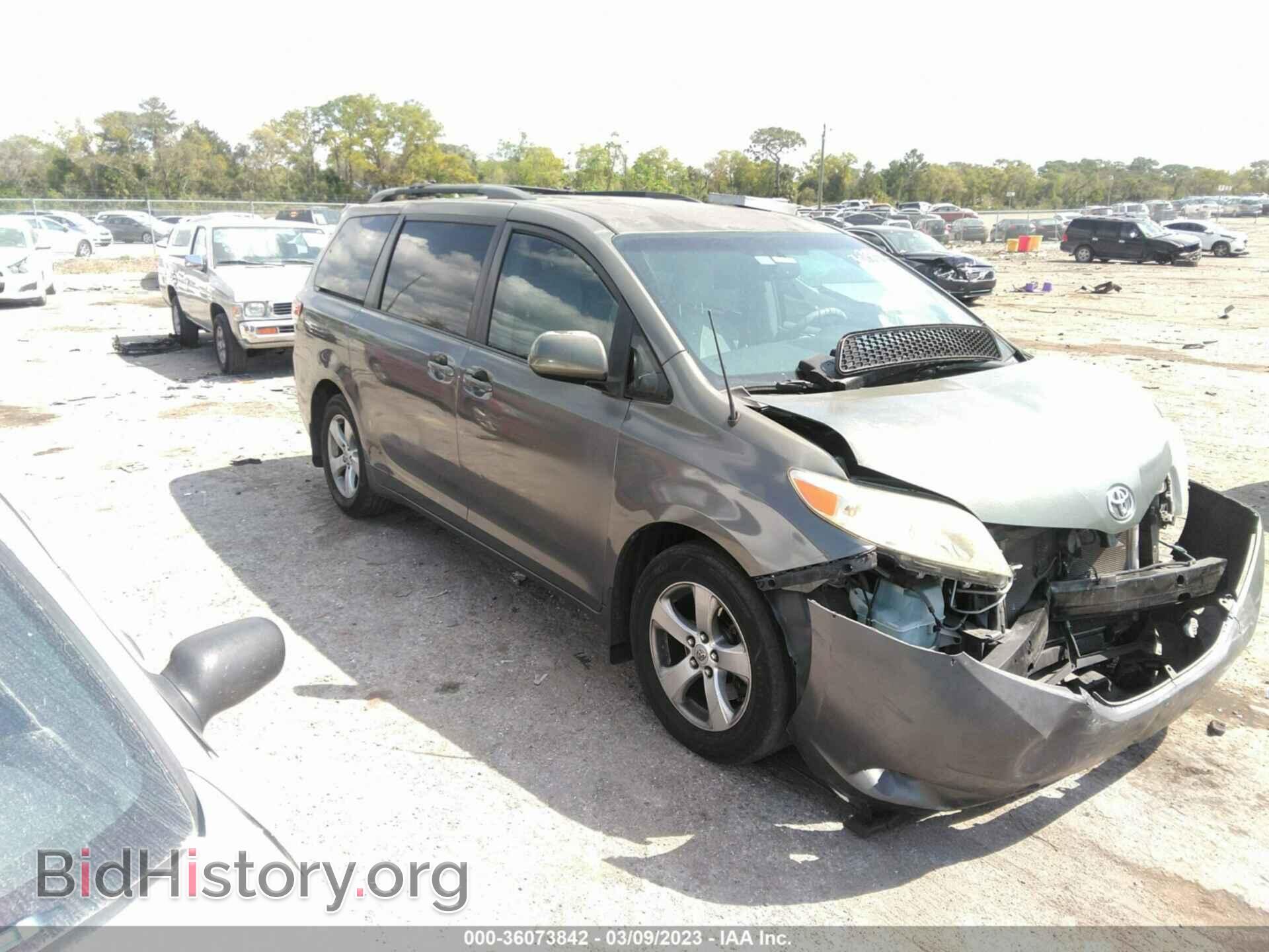Фотография 5TDKK3DCXBS102074 - TOYOTA SIENNA 2011