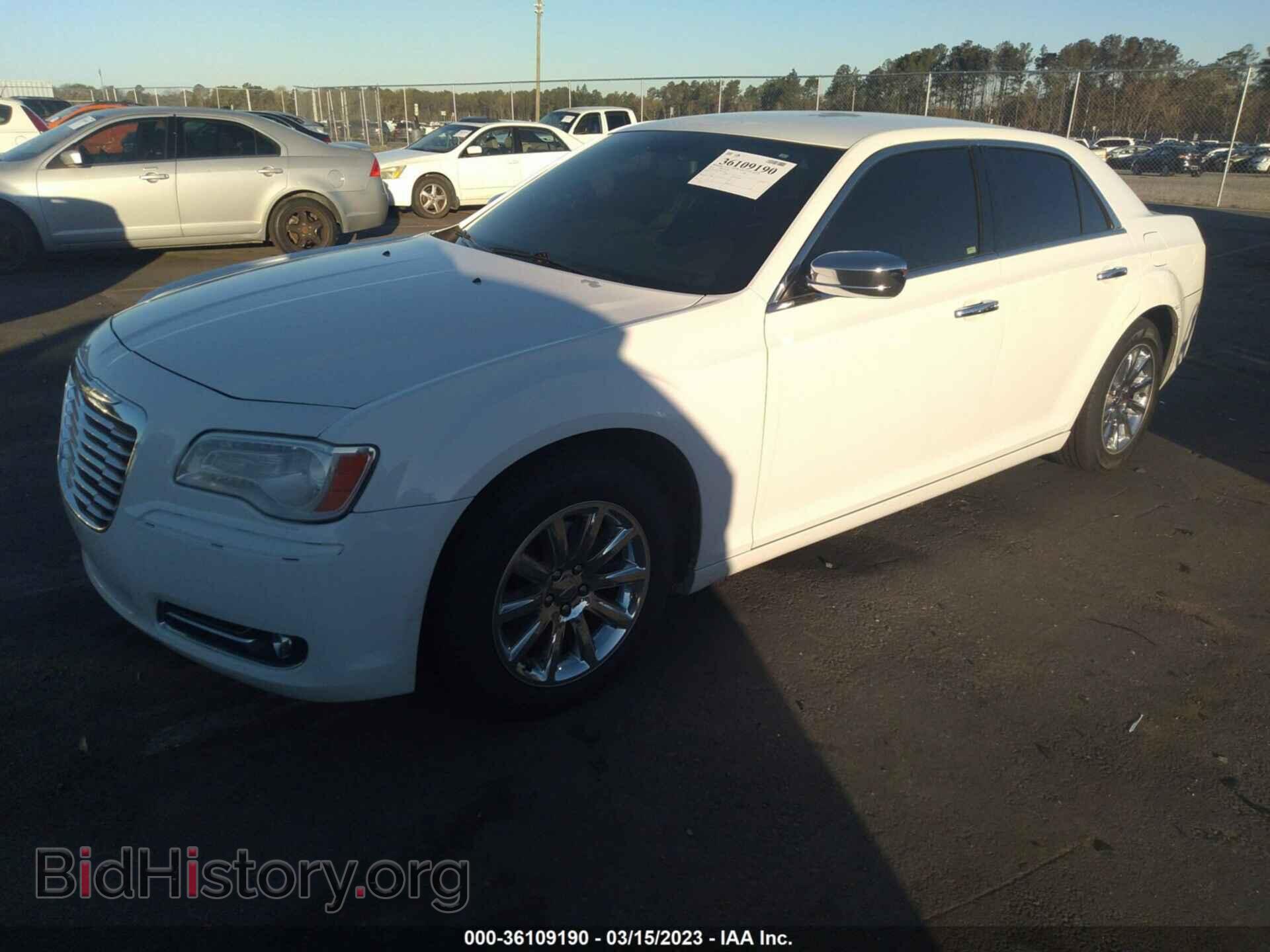 2011 CHRYSLER 300 - VIN: 2C3CA5CG2BH533275 - Фото 2