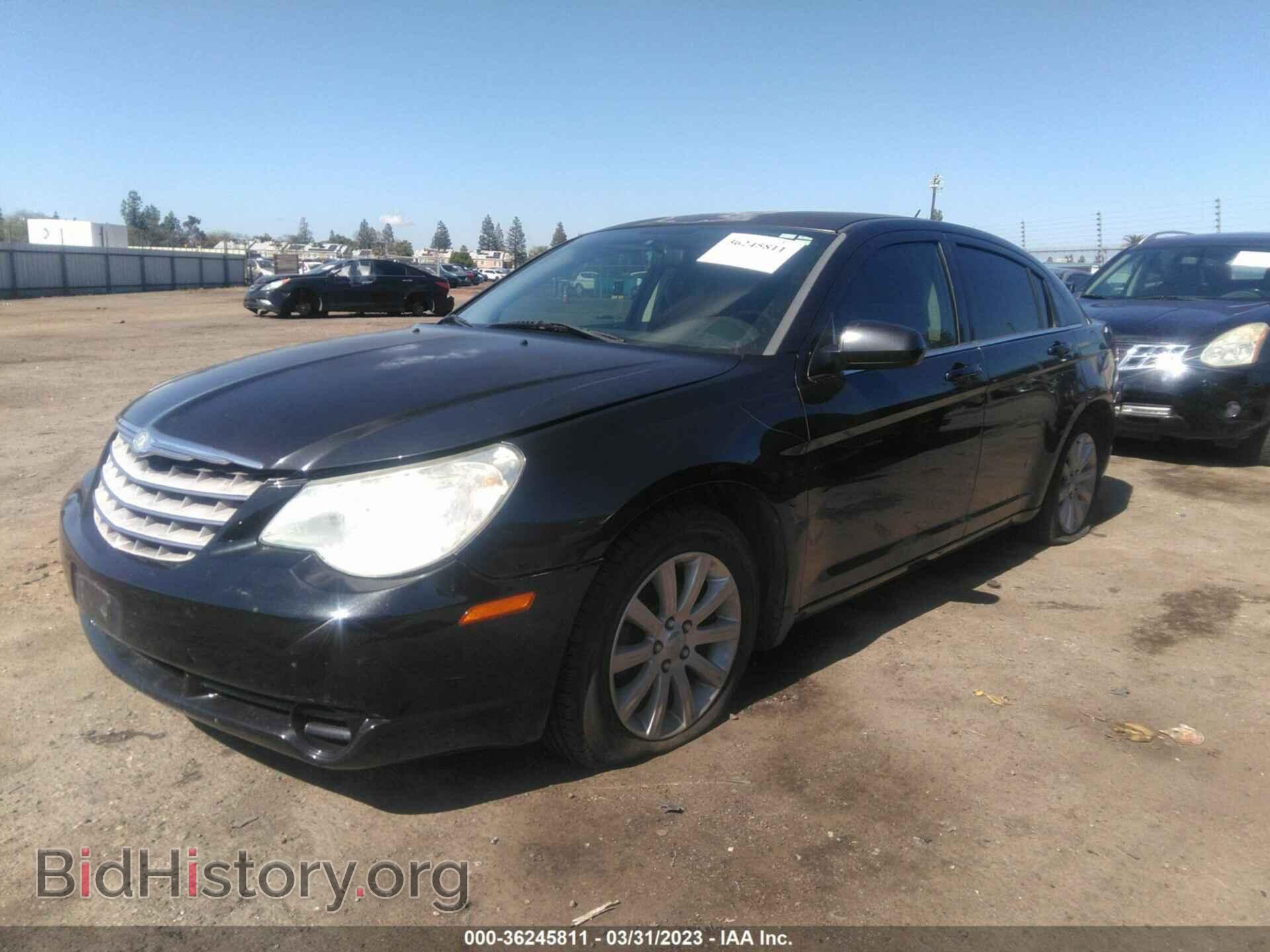 2010 CHRYSLER SEBRING - VIN: 1C3CC5FB5AN137549 - Фото 2