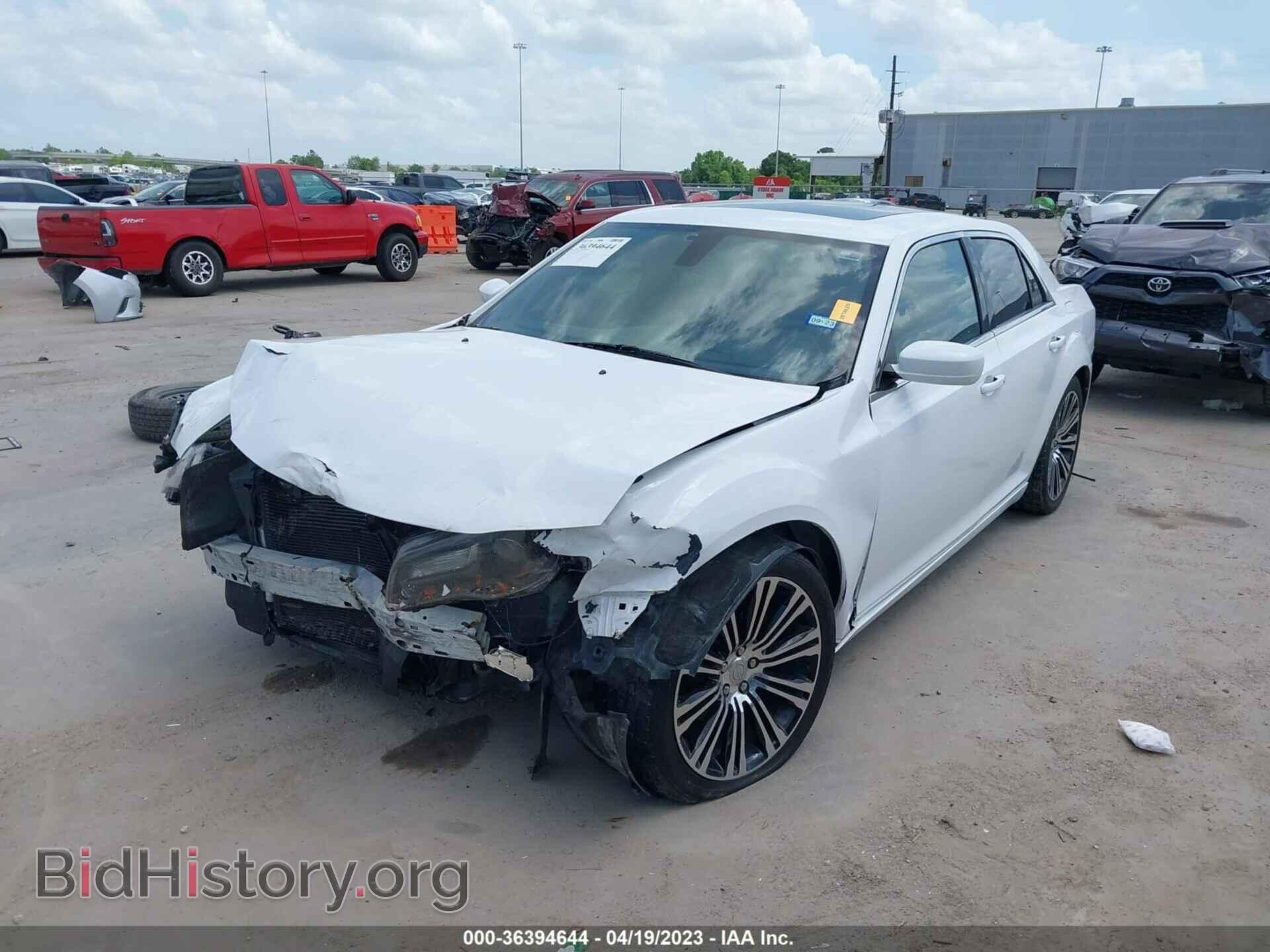 2013 CHRYSLER 300 - VIN: 2C3CCABG3DH520414 - Фото 2