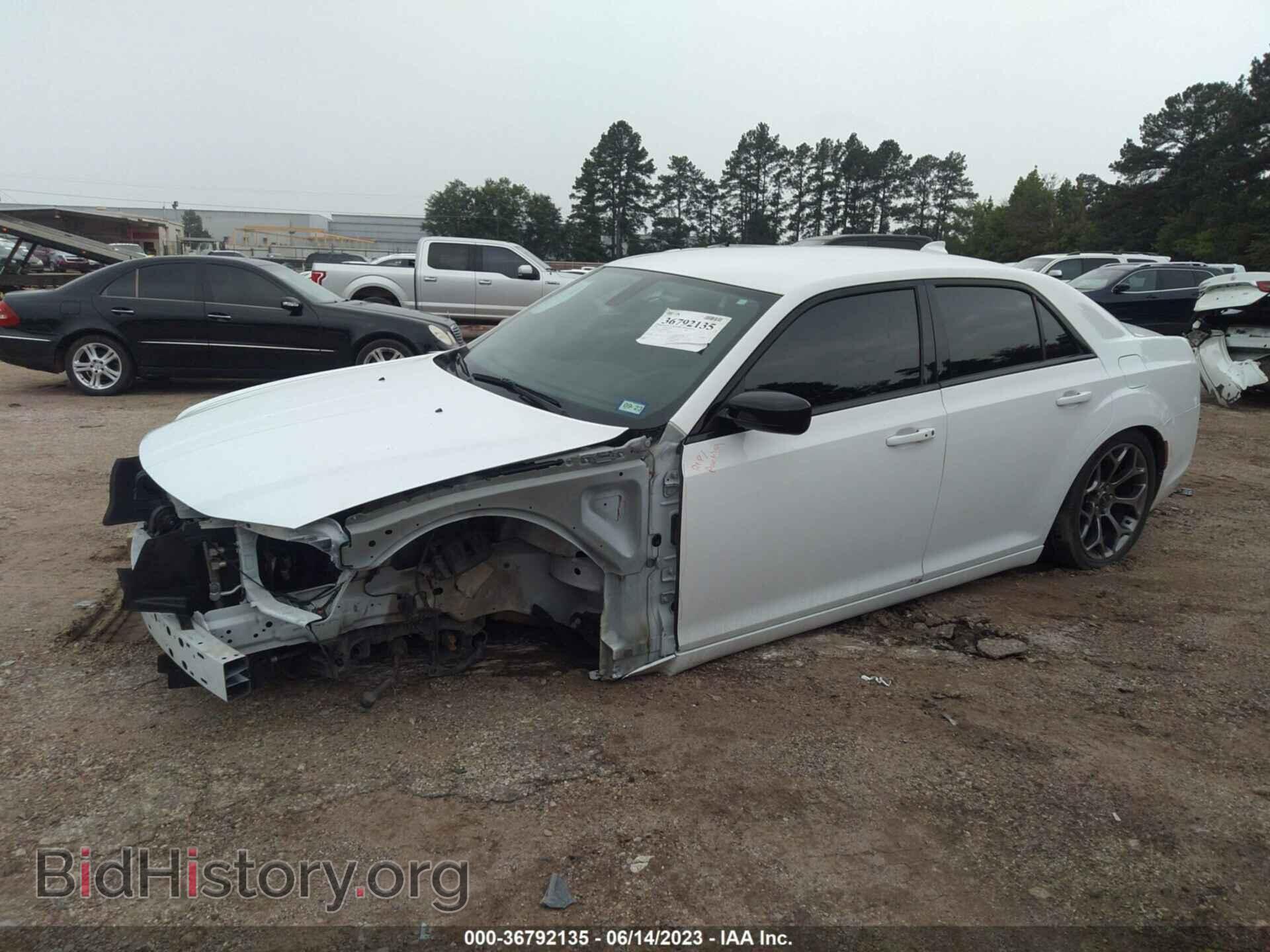 2018 CHRYSLER 300 - VIN: 2C3CCAAG0JH308308 - Фото 2