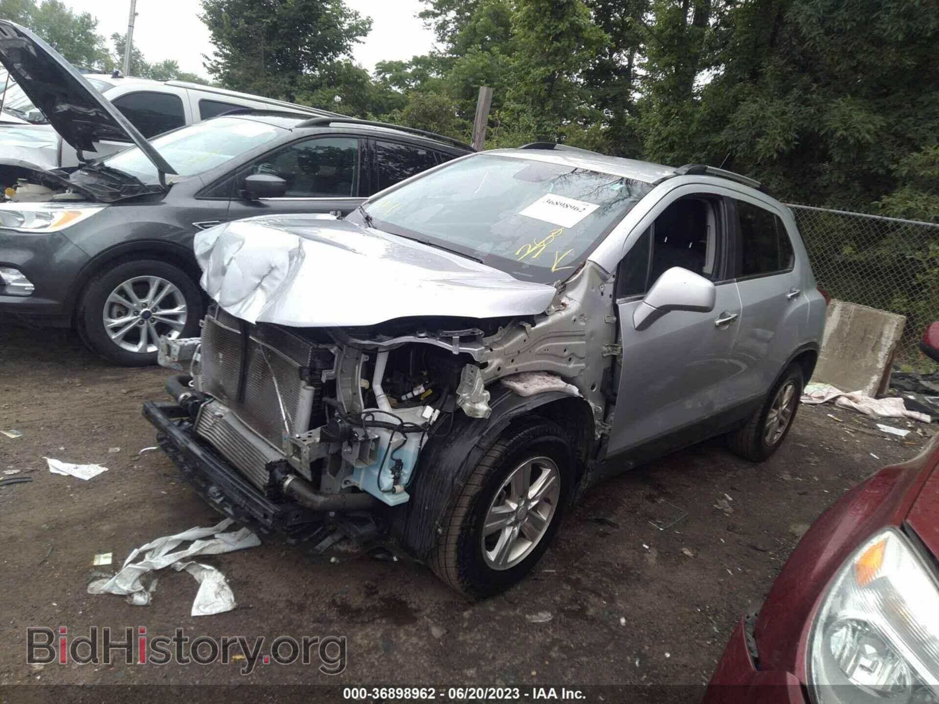 2018 CHEVROLET TRAX - VIN: 3GNCJPSB6JL178475 - Фото 2
