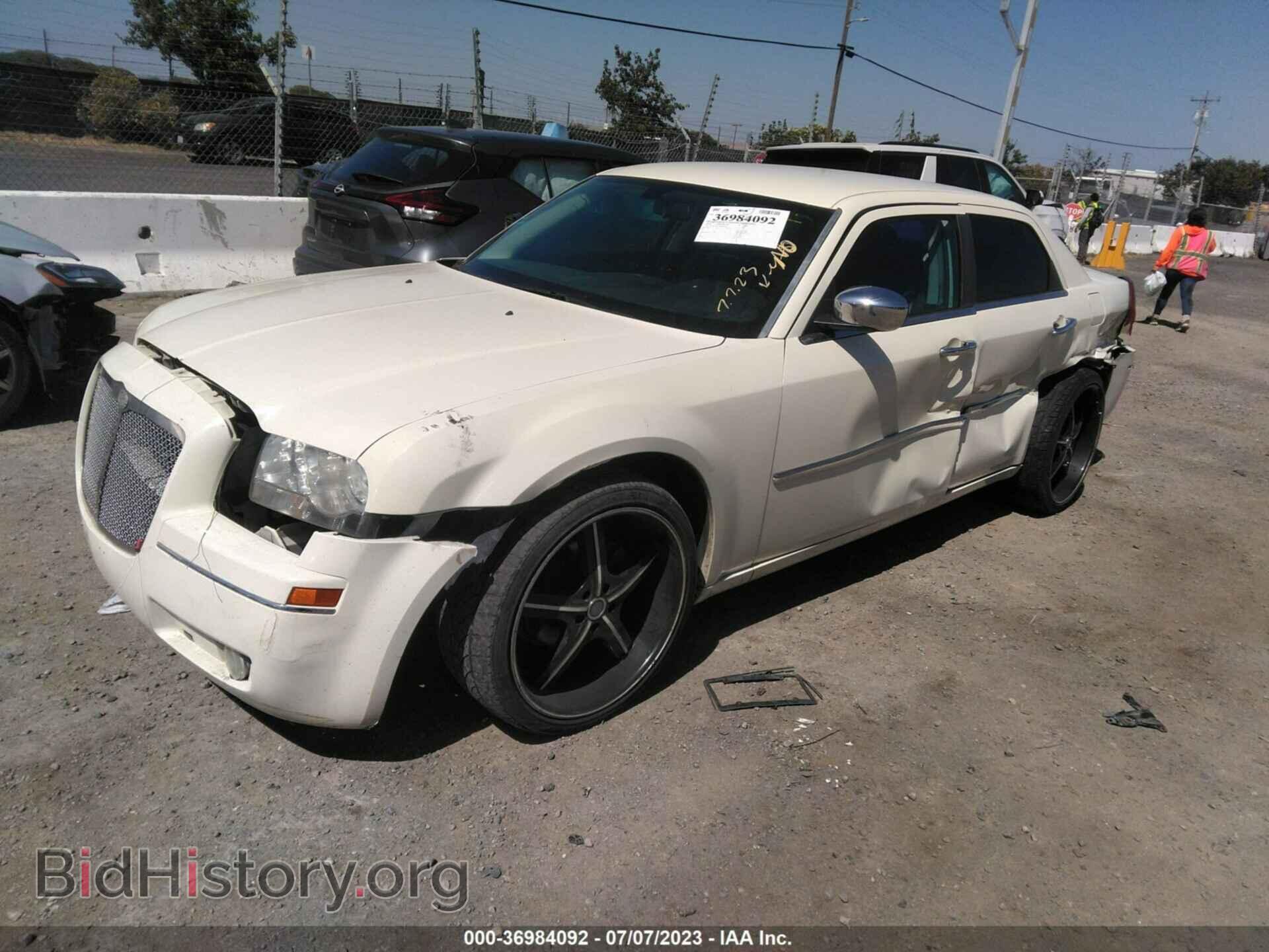 2010 CHRYSLER 300 - VIN: 2C3CA5CV2AH305449 - Фото 2