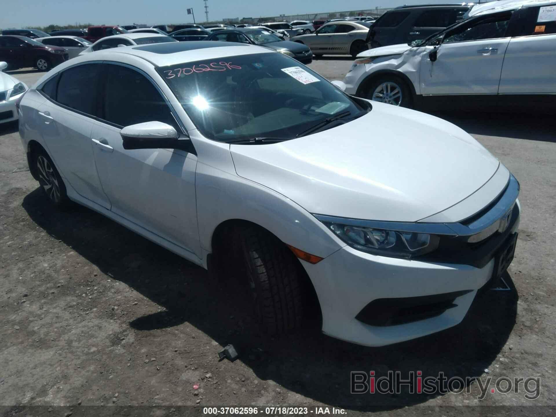 Photo 19XFC2F77JE018487 - HONDA CIVIC SEDAN 2018