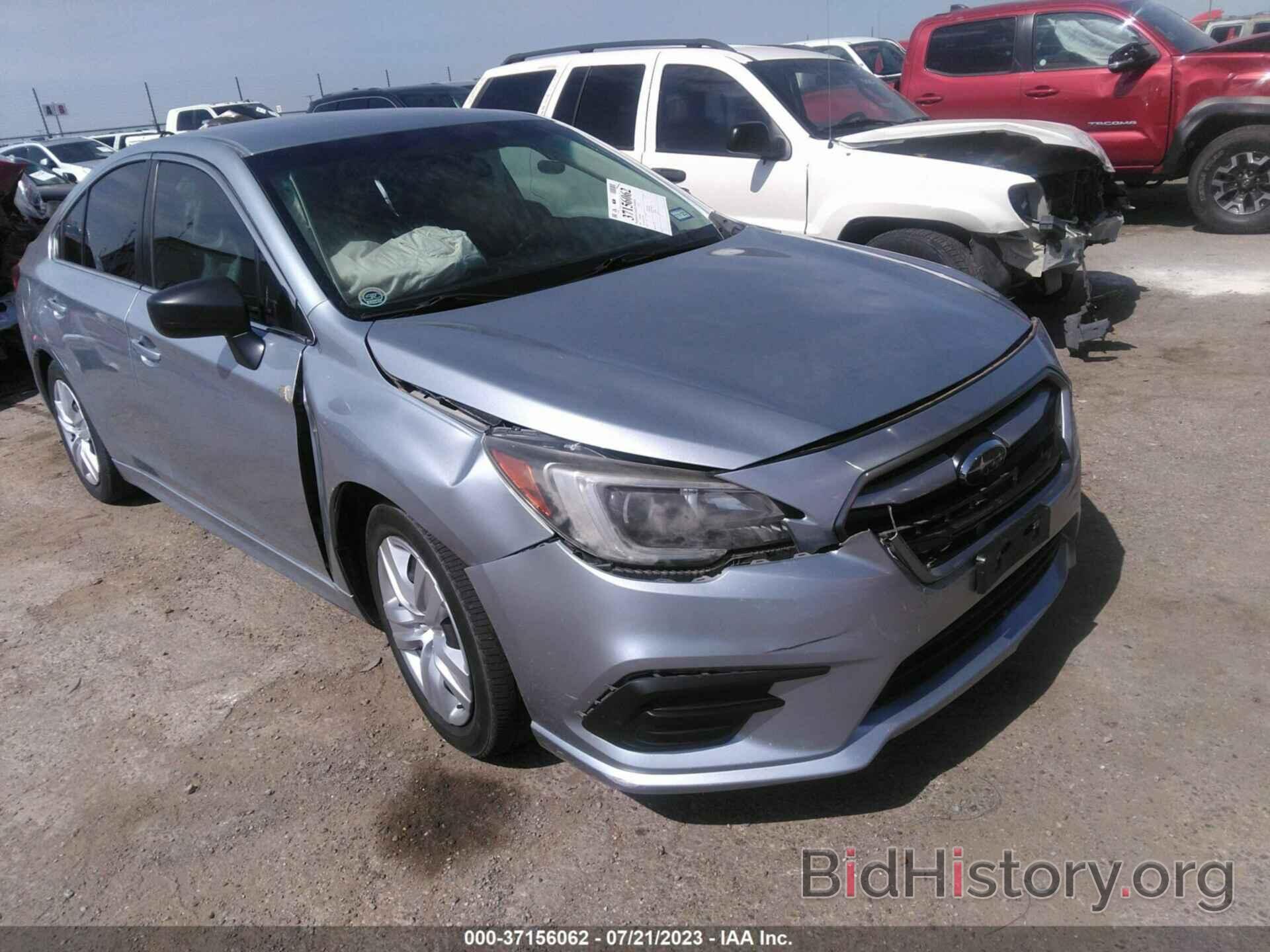 Photo 4S3BNAA67J3045035 - SUBARU LEGACY 2018