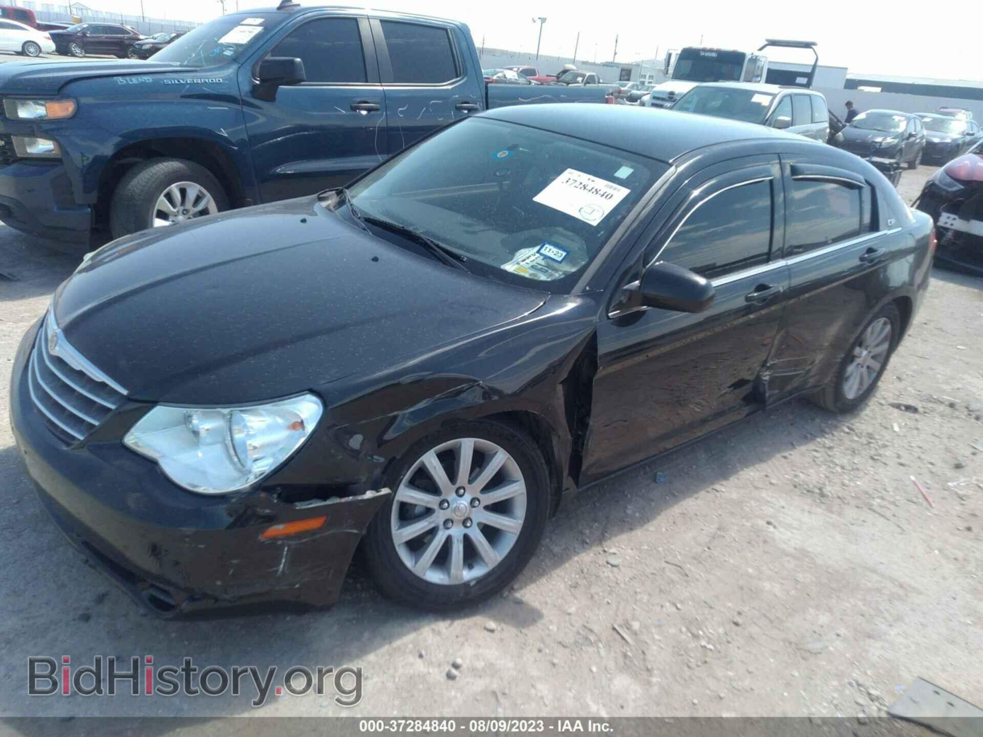 2010 CHRYSLER SEBRING - VIN: 1C3CC5FB3AN223703 - Фото 2