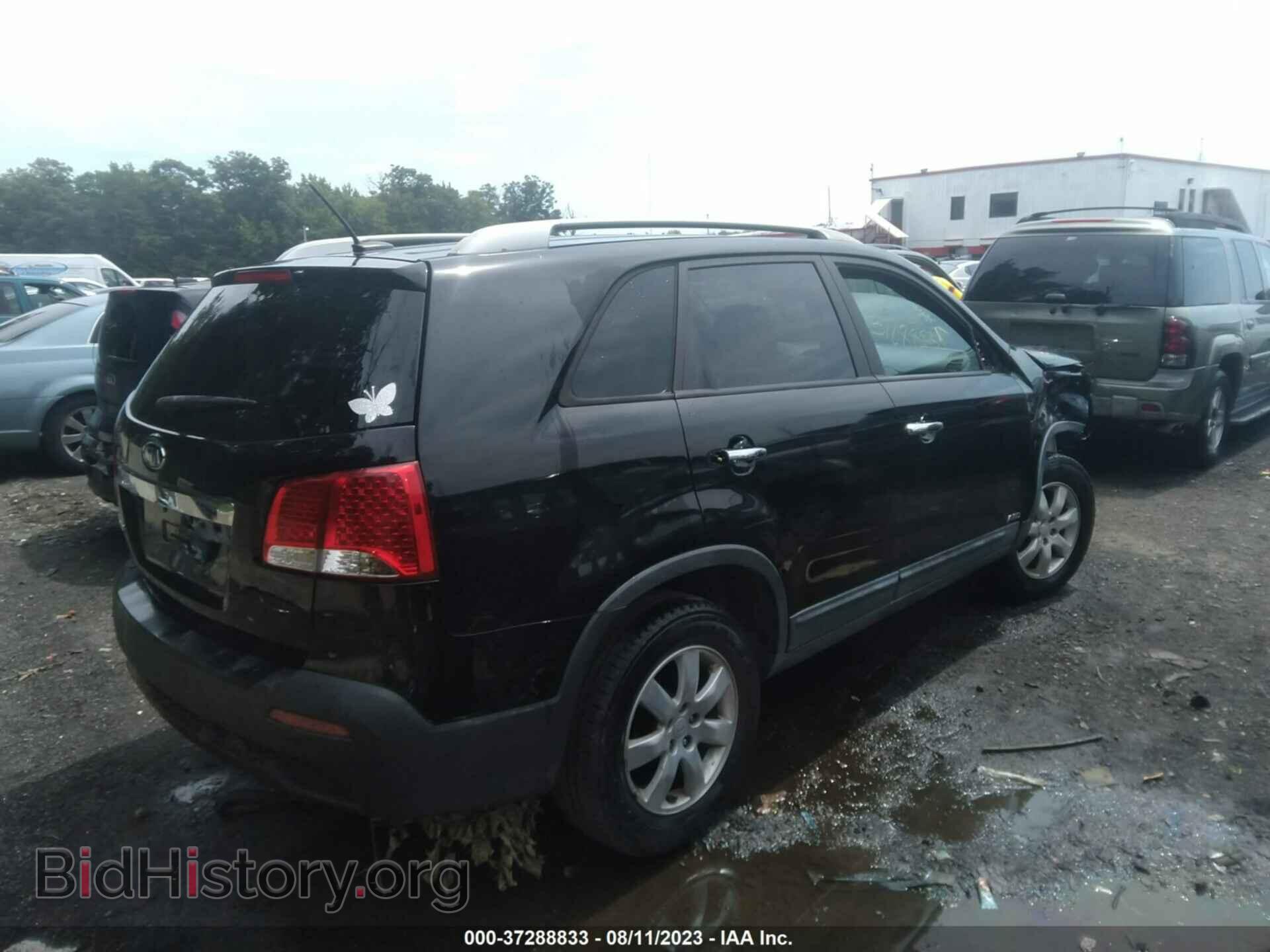 2011 KIA SORENTO - VIN: 5XYKTDA16BG113799 - Фото 4