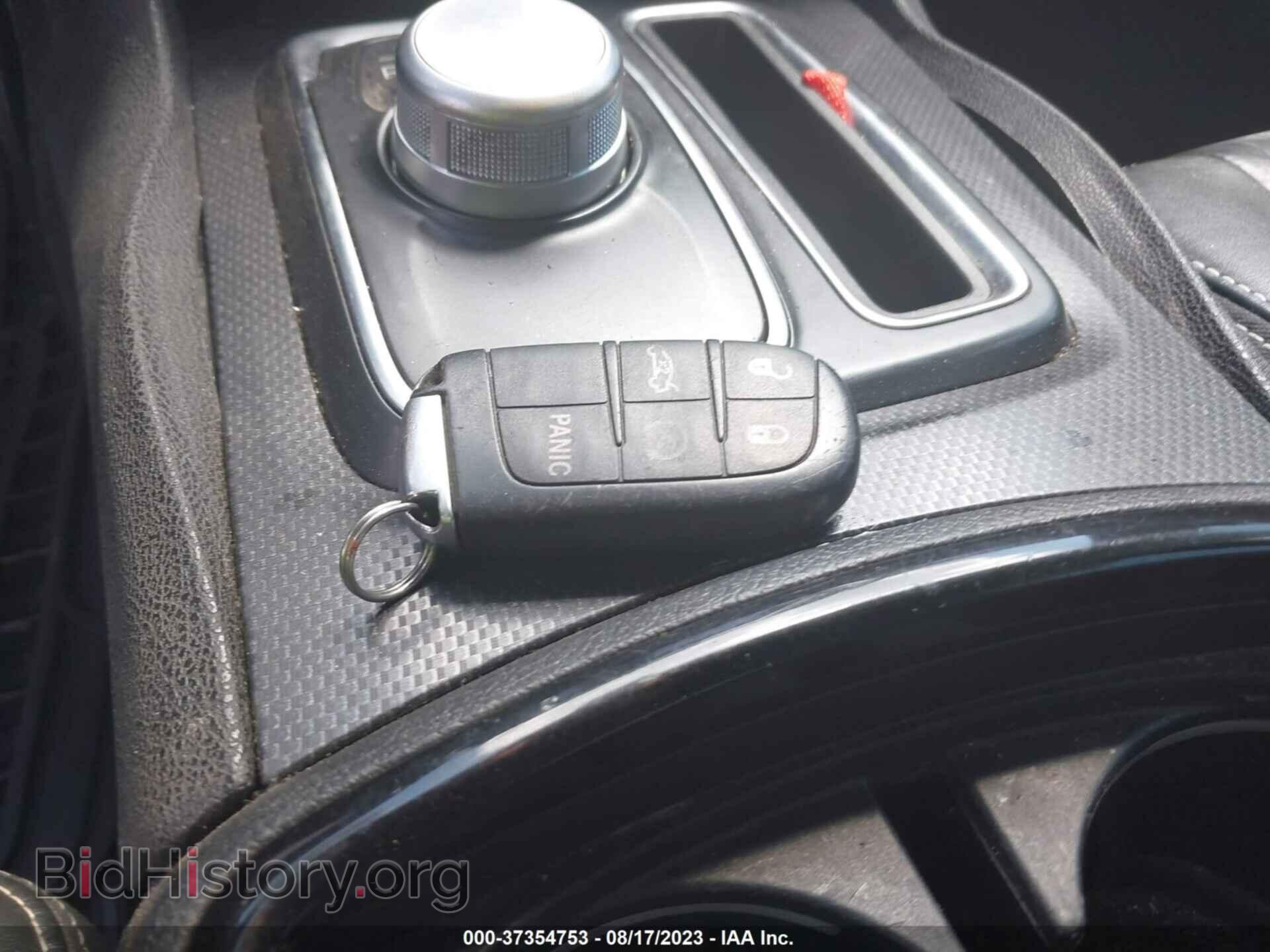2015 CHRYSLER 300 - VIN: 2C3CCABG5FH903855 - Фото 11