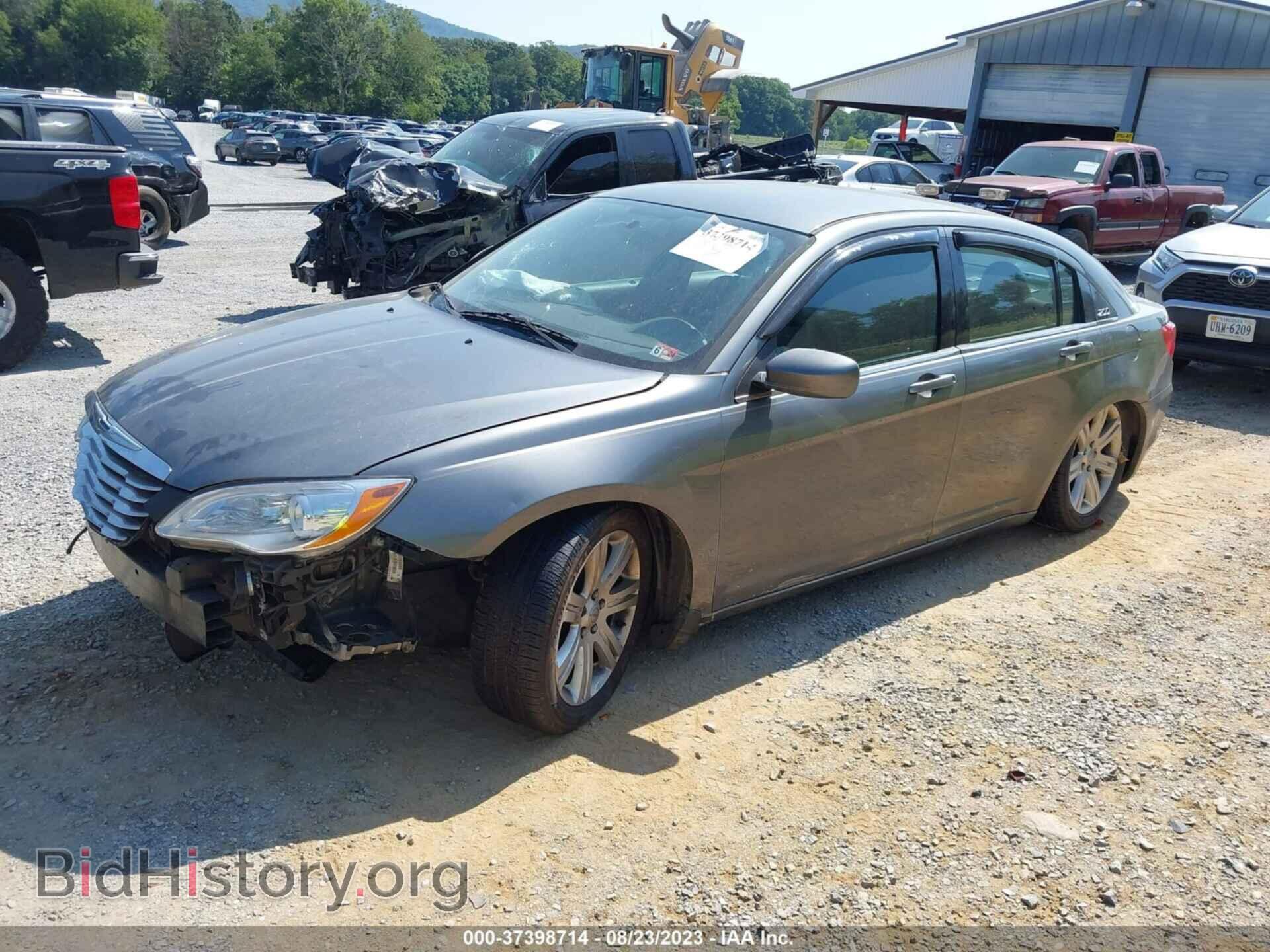 2013 CHRYSLER 200 - VIN: 1C3CCBAB3DN670784 - Фото 2
