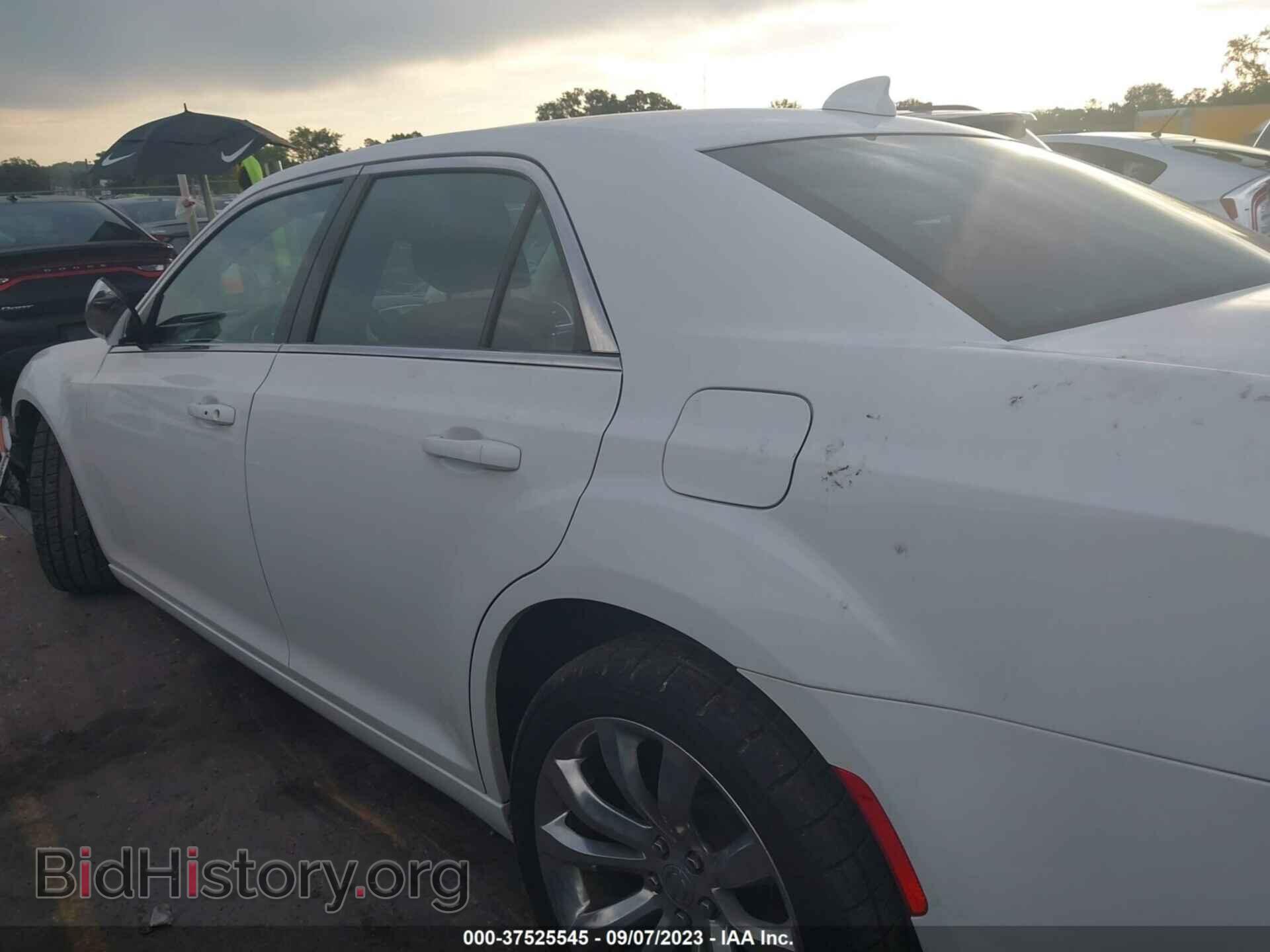 2019 CHRYSLER 300 - VIN: 2C3CCAAG2KH569053 - Фото 15
