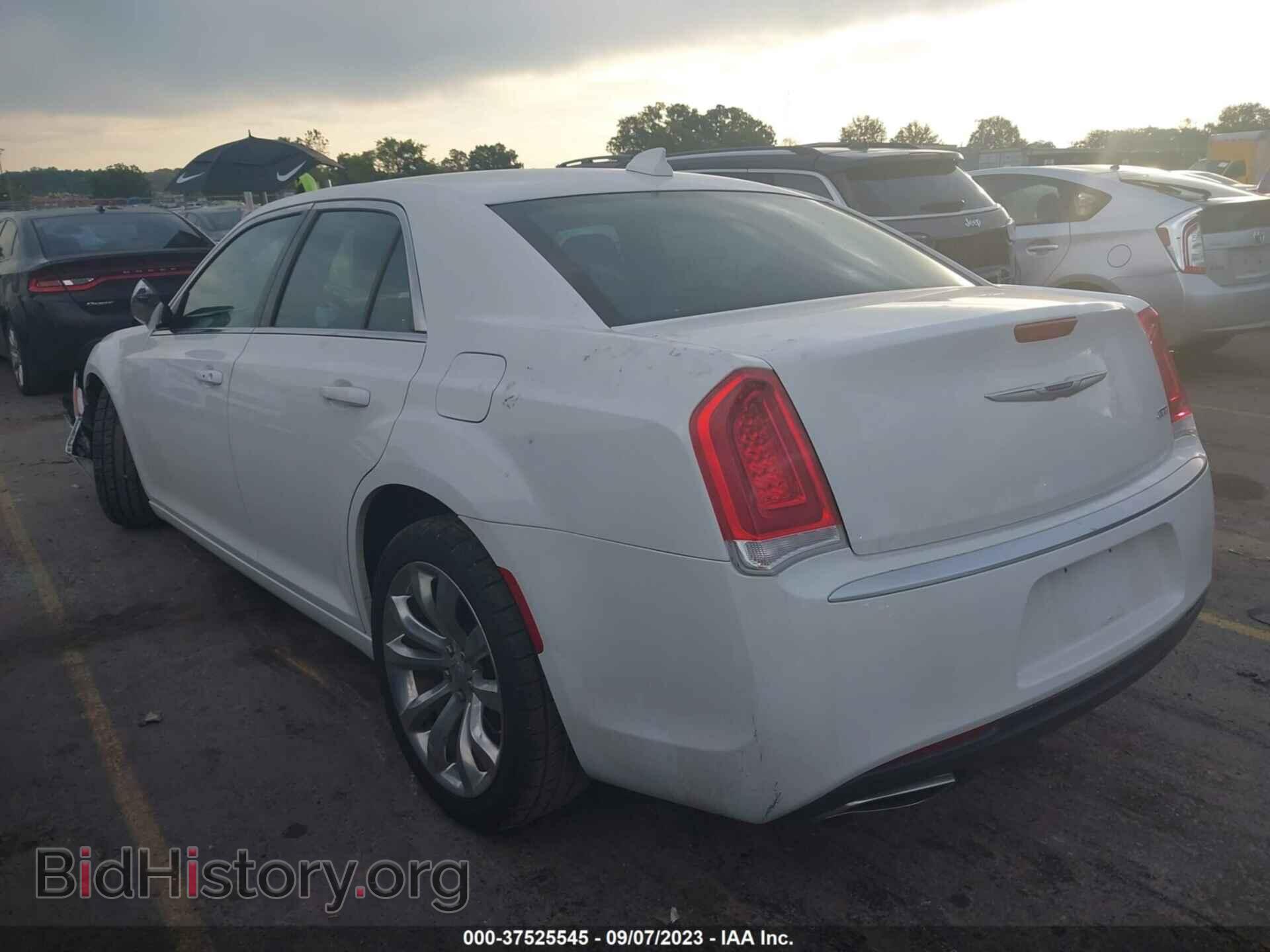 2019 CHRYSLER 300 - VIN: 2C3CCAAG2KH569053 - Фото 3