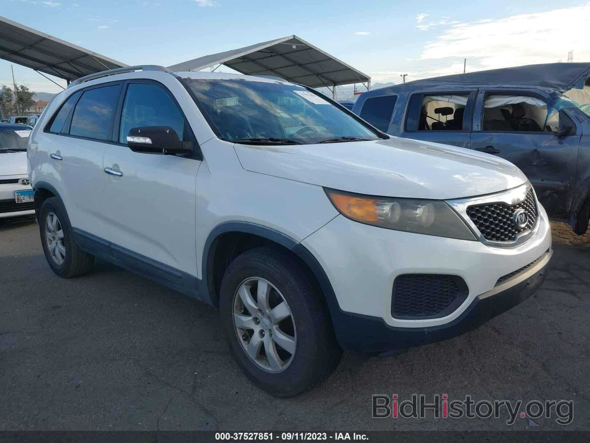 Report 5XYKT4A20BG138819 KIA SORENTO 2011 White Gasoline - price and ...