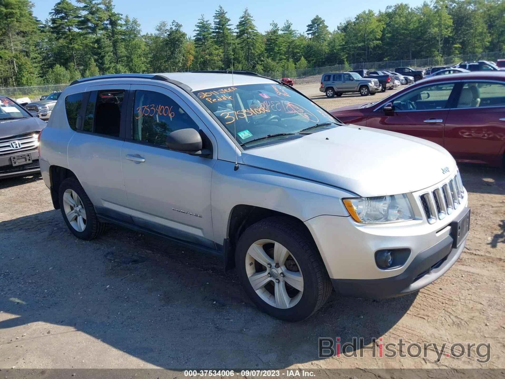 Photo 1J4NF1FB5BD301775 - JEEP COMPASS 2011