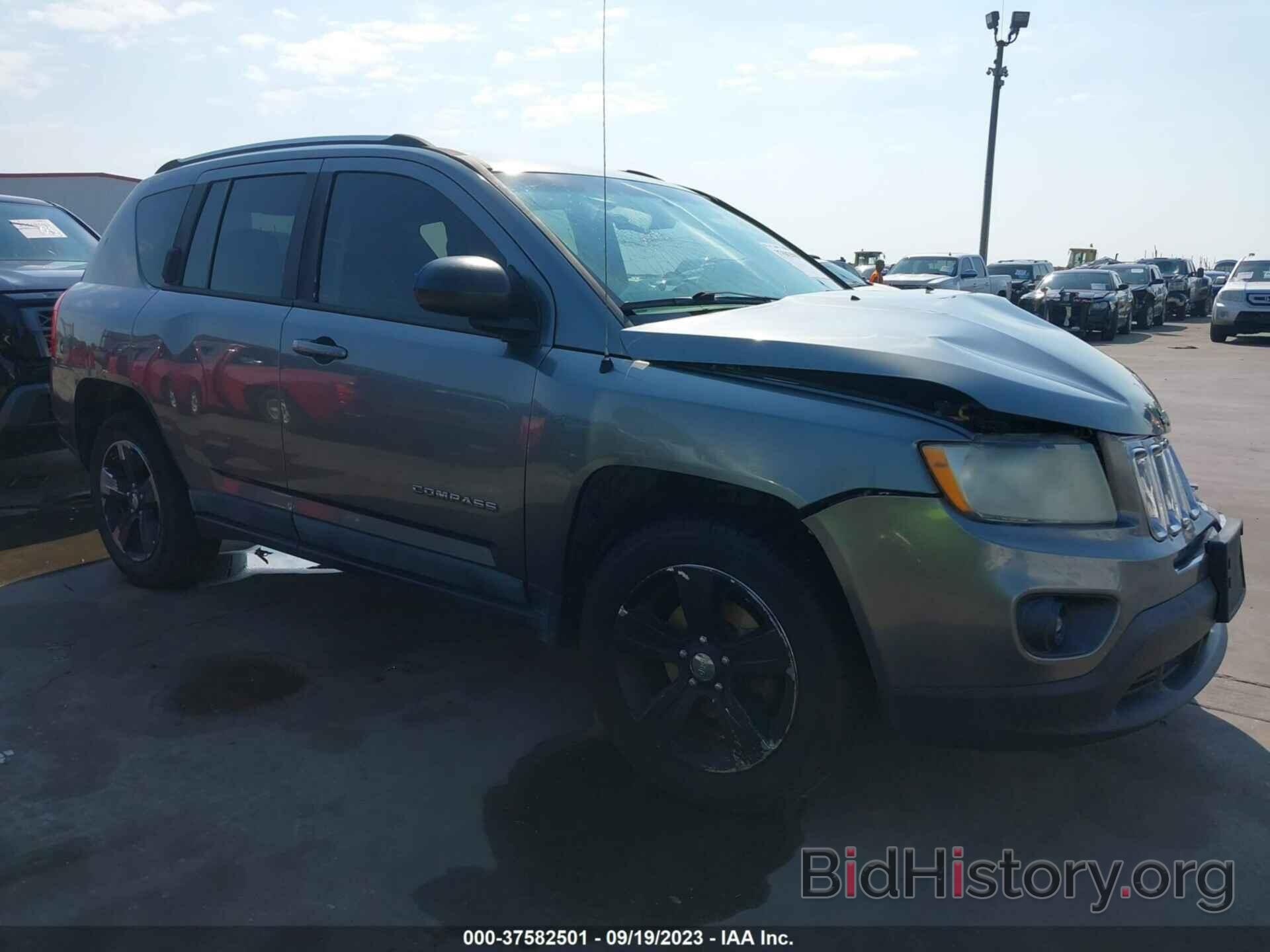 Photo 1J4NT1FB8BD287220 - JEEP COMPASS 2011