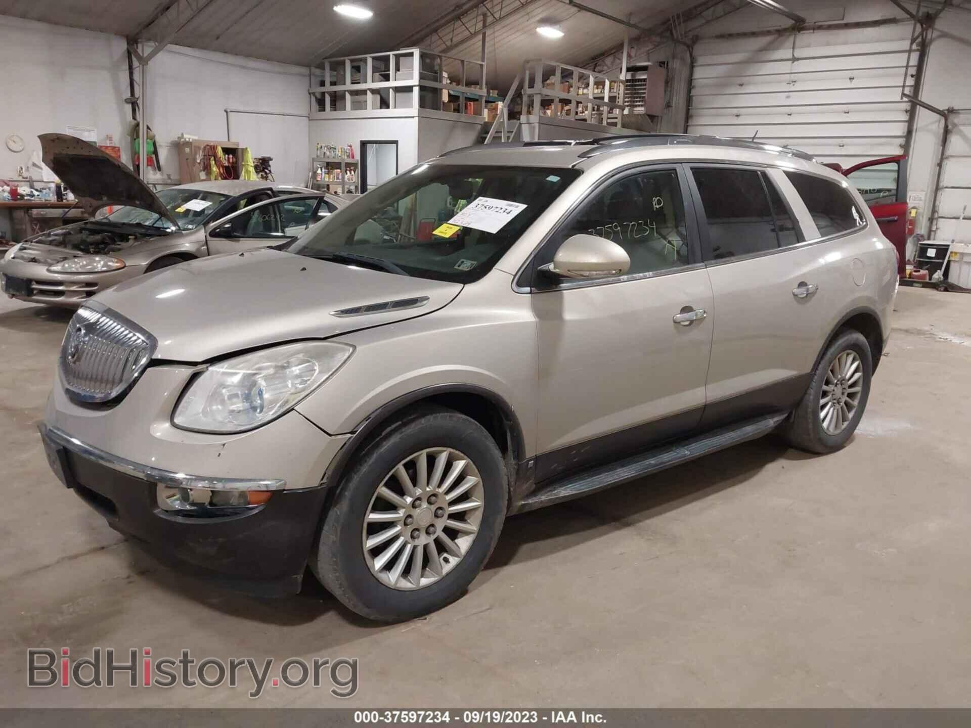 2011 BUICK ENCLAVE - VIN: 5GAKVAED4BJ110012 - Фото 2