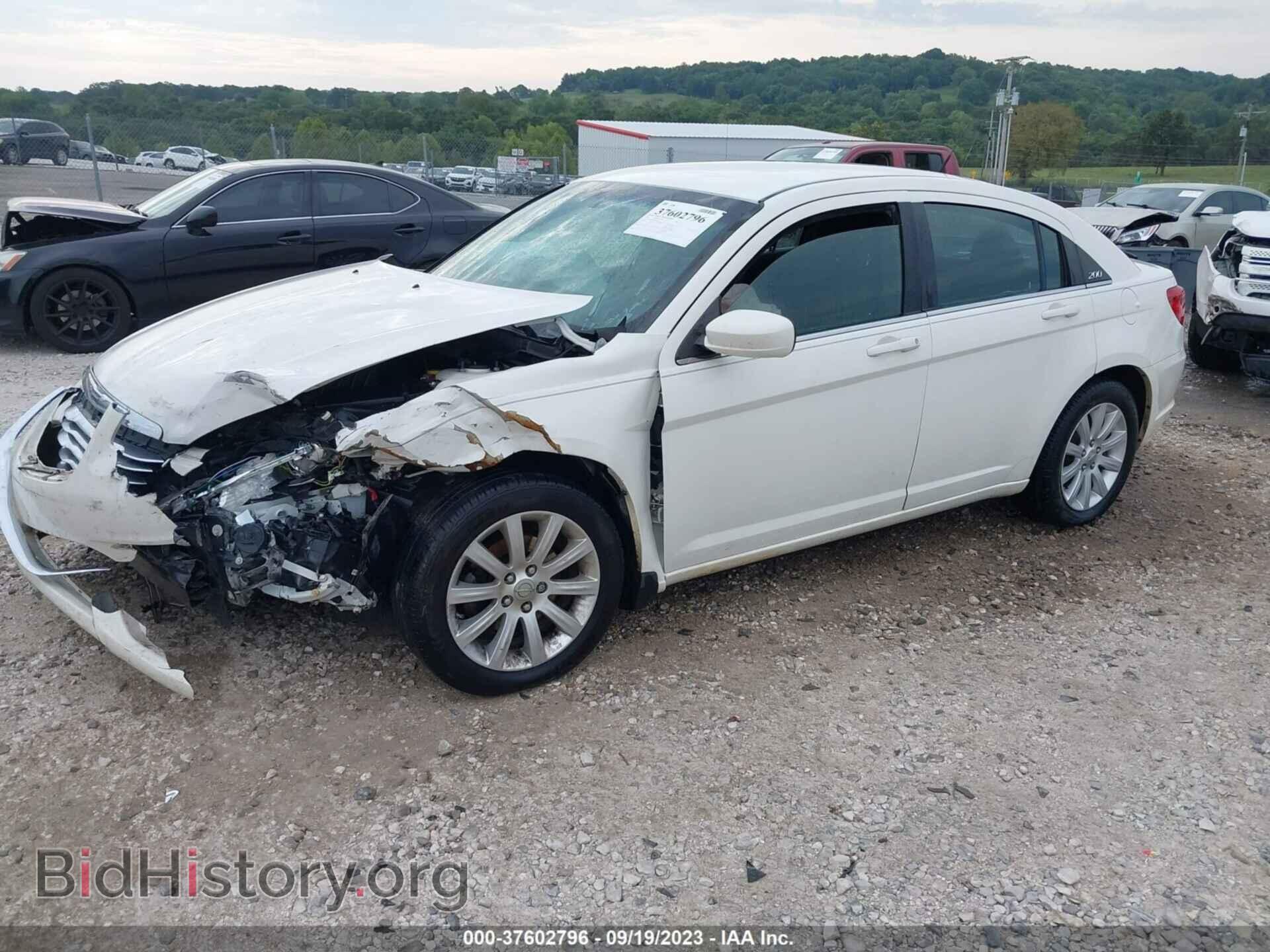 2011 CHRYSLER 200 - VIN: 1C3BC1FB8BN520763 - Фото 2