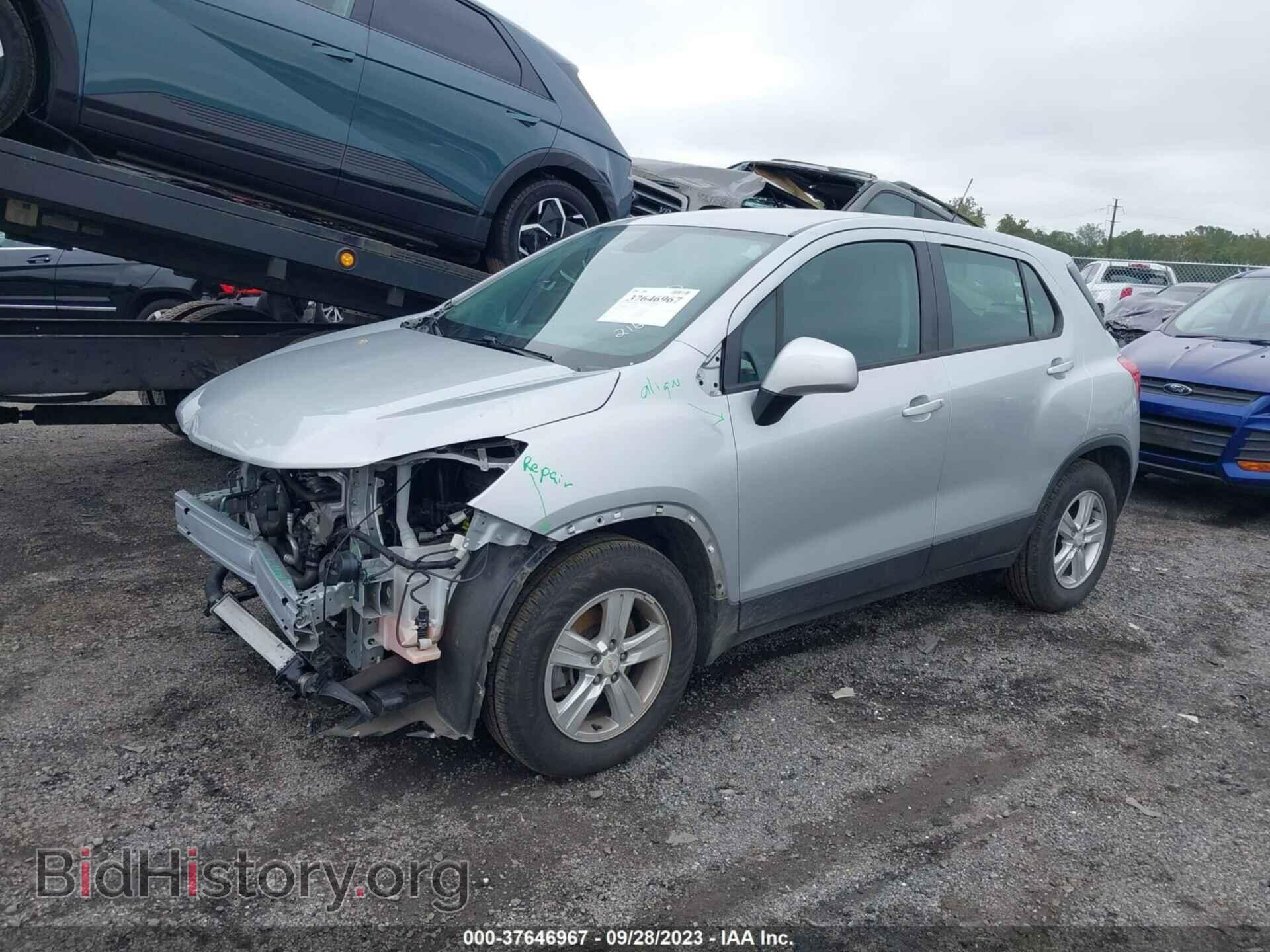 2020 CHEVROLET TRAX - VIN: 3GNCJKSB5LL216932 - Фото 2