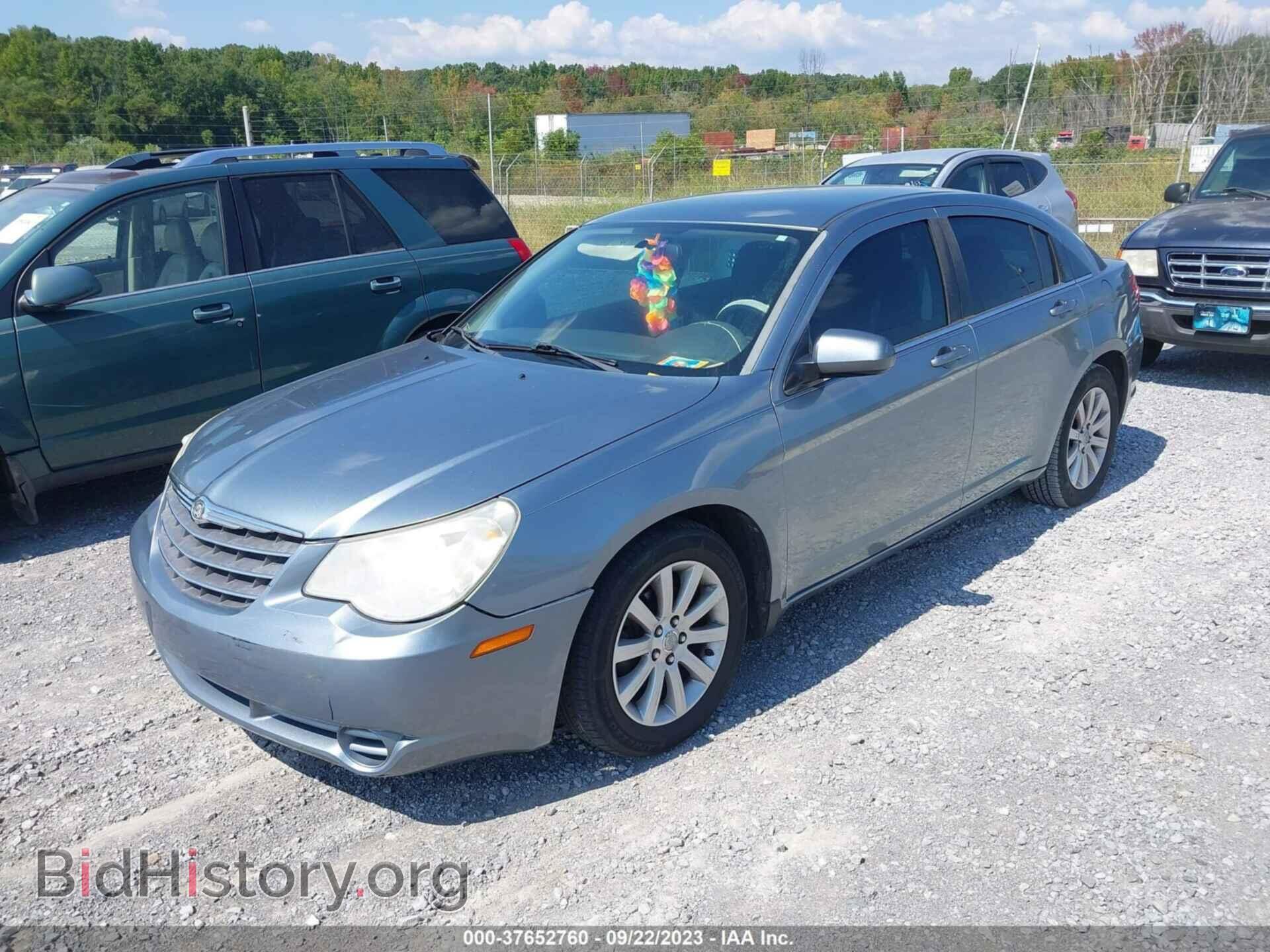 2010 CHRYSLER SEBRING - VIN: 1C3CC5FB1AN207810 - Фото 2