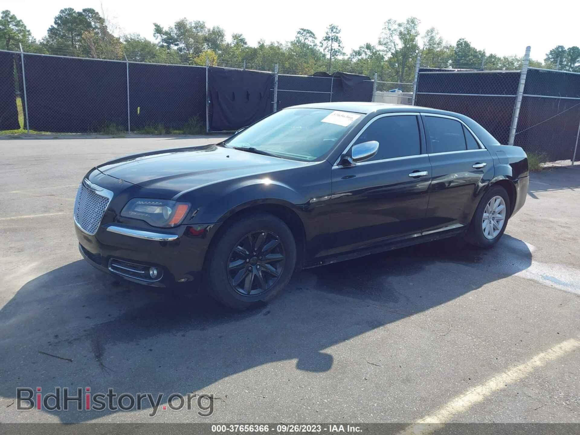 2013 CHRYSLER 300 - VIN: 2C3CCABT2DH710105 - Фото 2