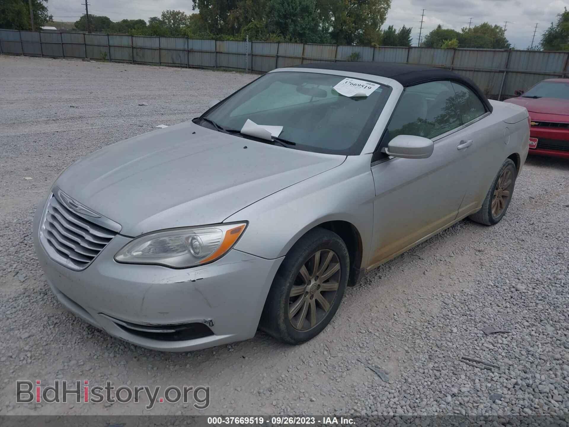 2011 CHRYSLER 200 - VIN: 1C3BC2EB8BN532497 - Фото 2