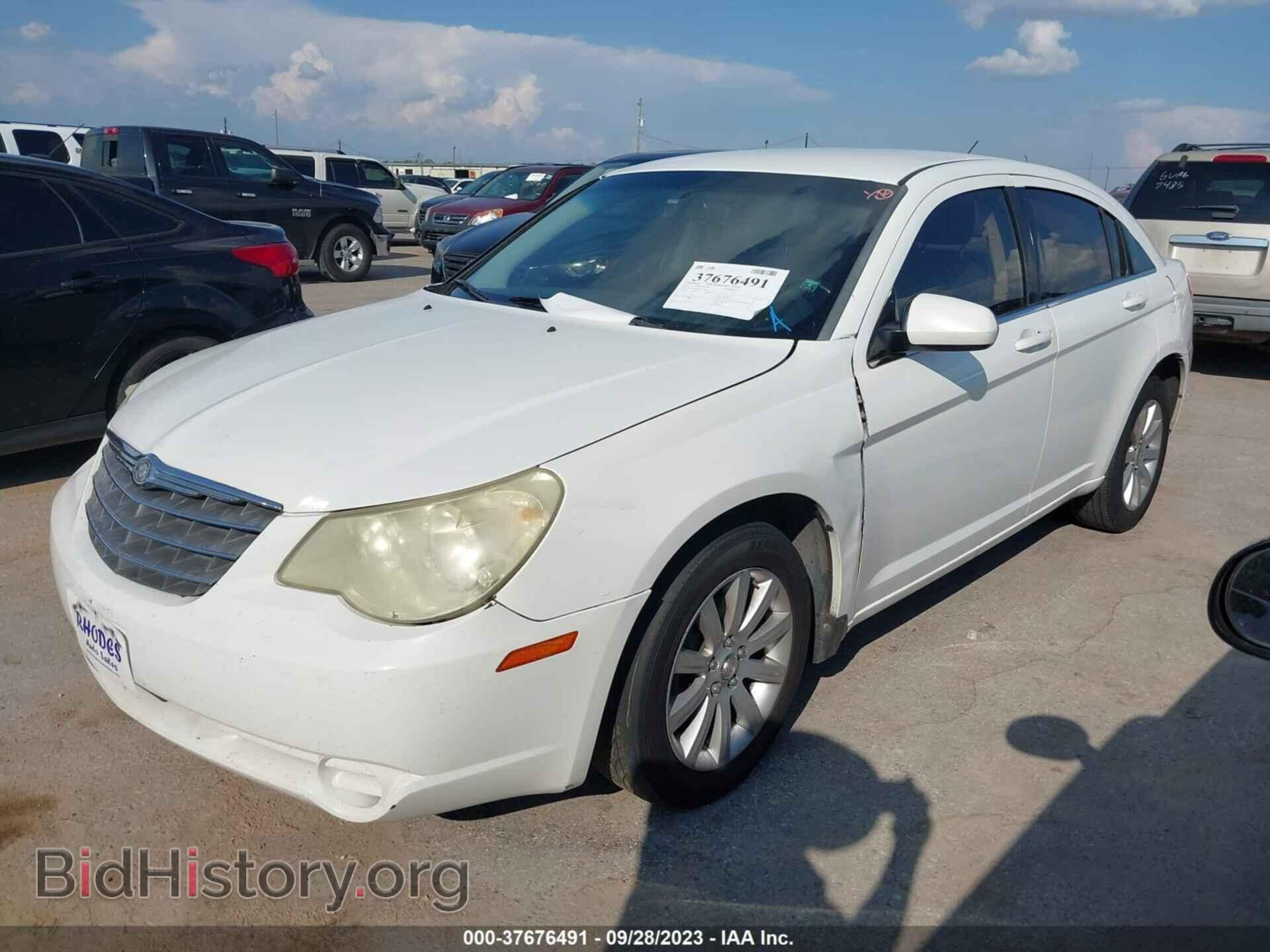 2010 CHRYSLER SEBRING - VIN: 1C3CC5FB0AN207281 - Фото 2