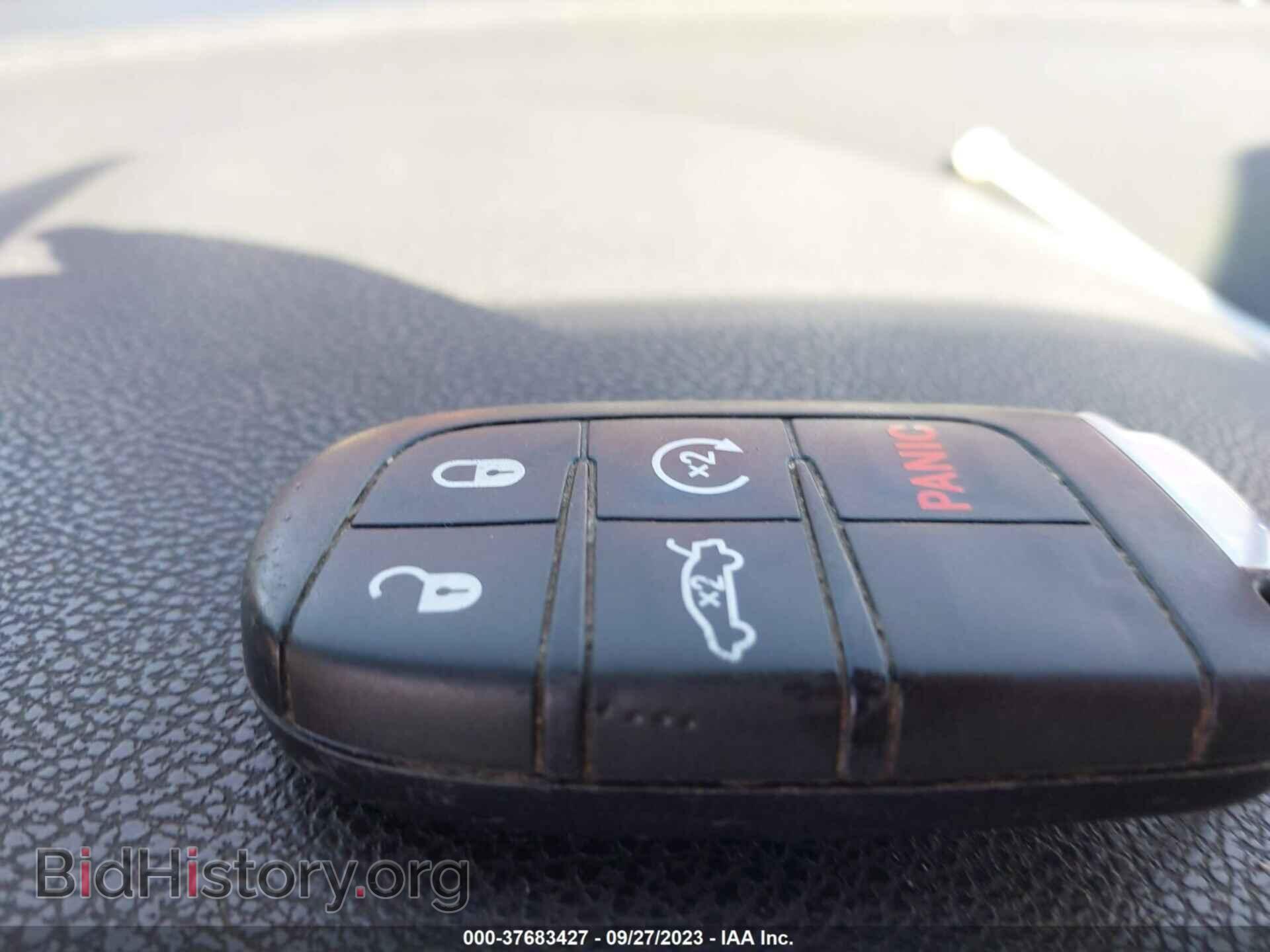 2019 CHRYSLER 300 - VIN: 2C3CCABG5KH654418 - Фото 11